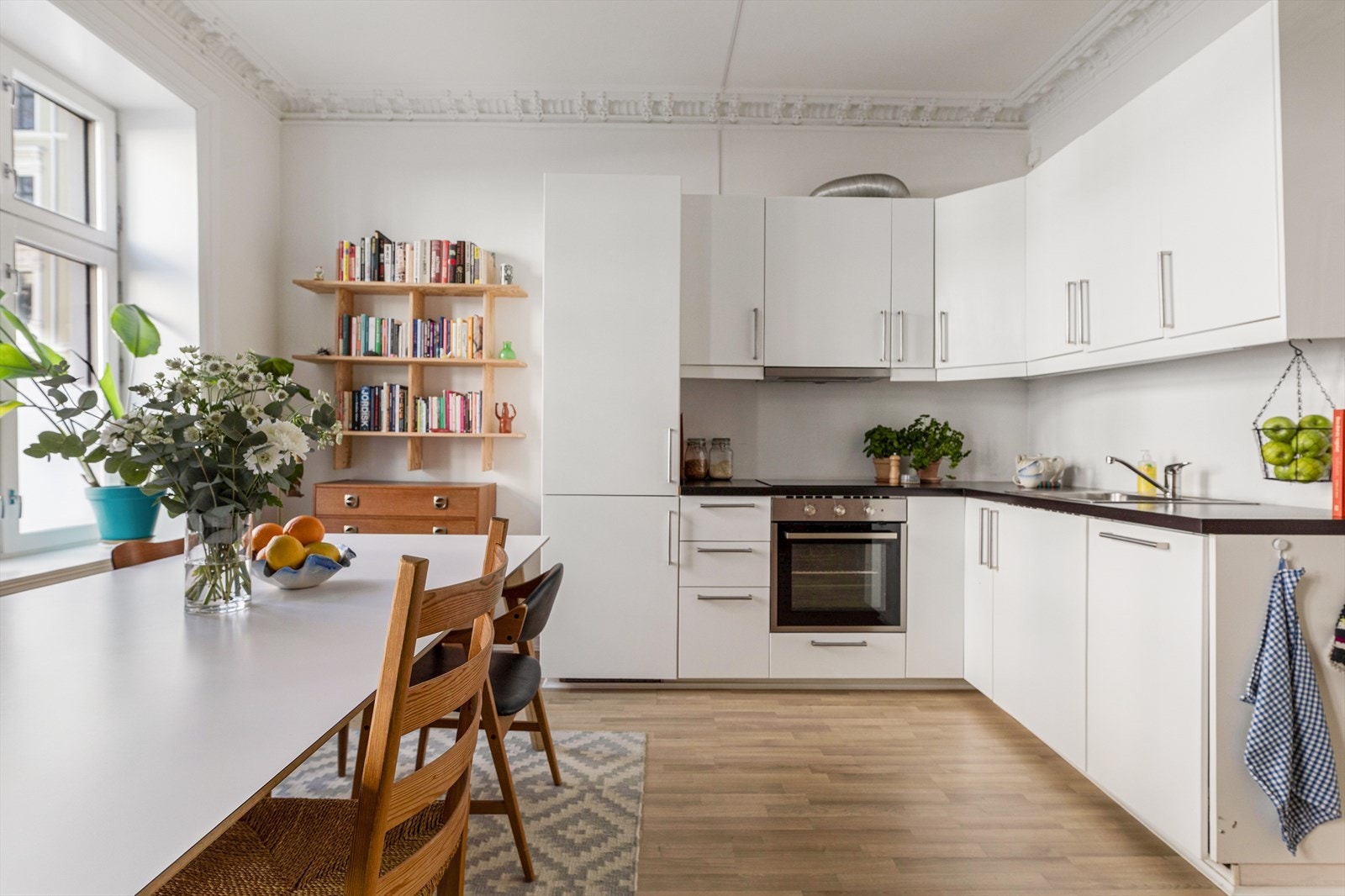 Spisebordet finner sin ideelle plass i en naturlig del av rommet. Her er det rom for hyggelige lag med gode venner og familie! Galleribilde