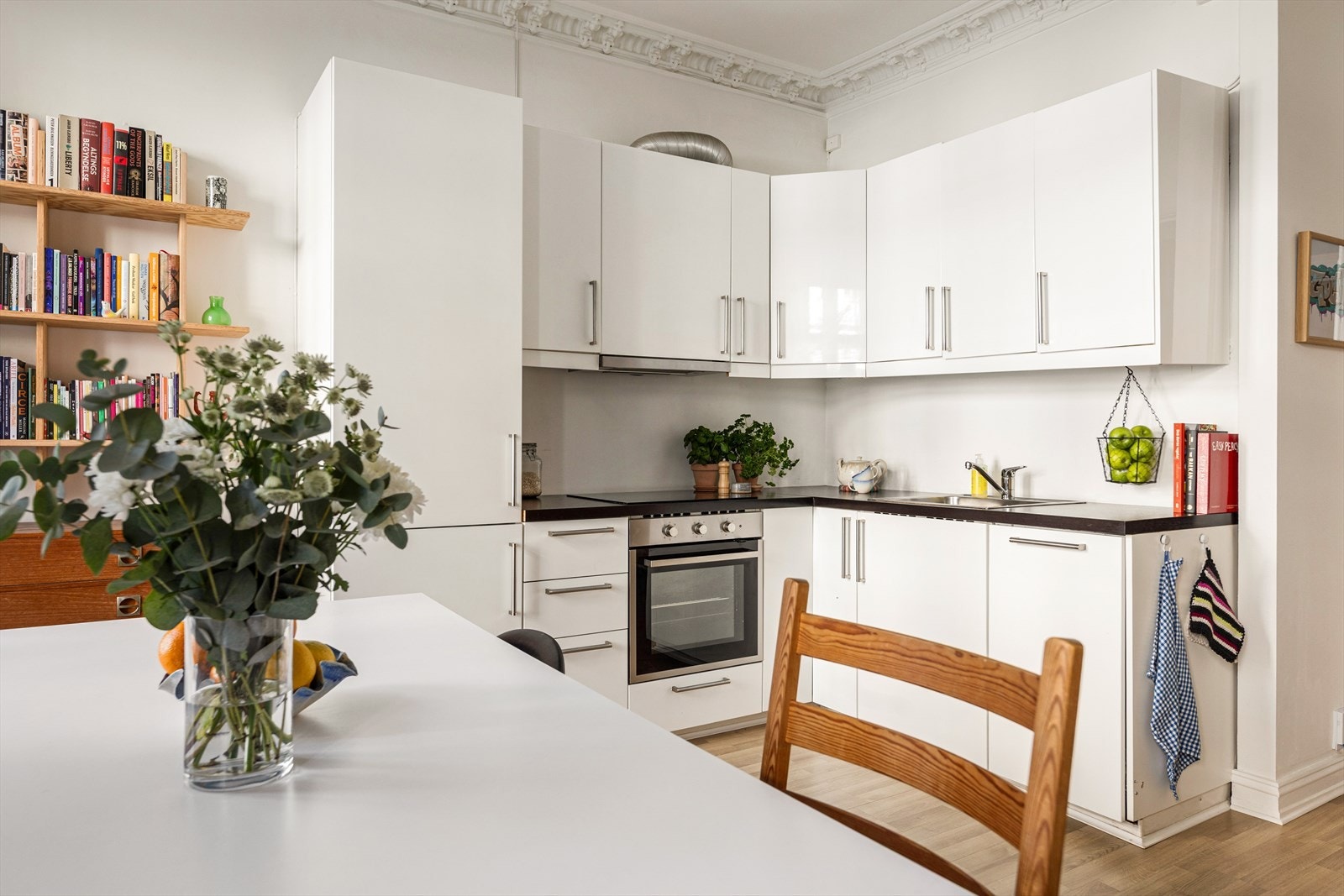 Lekker kjøkkeninnredning fra Ikea med stilrene, glatte fronter som gir et moderne og ryddig uttrykk. Benkeplaten er i laminat, med praktisk oppvaskkum og et enkelt 1-greps blandebatteri. Galleribilde