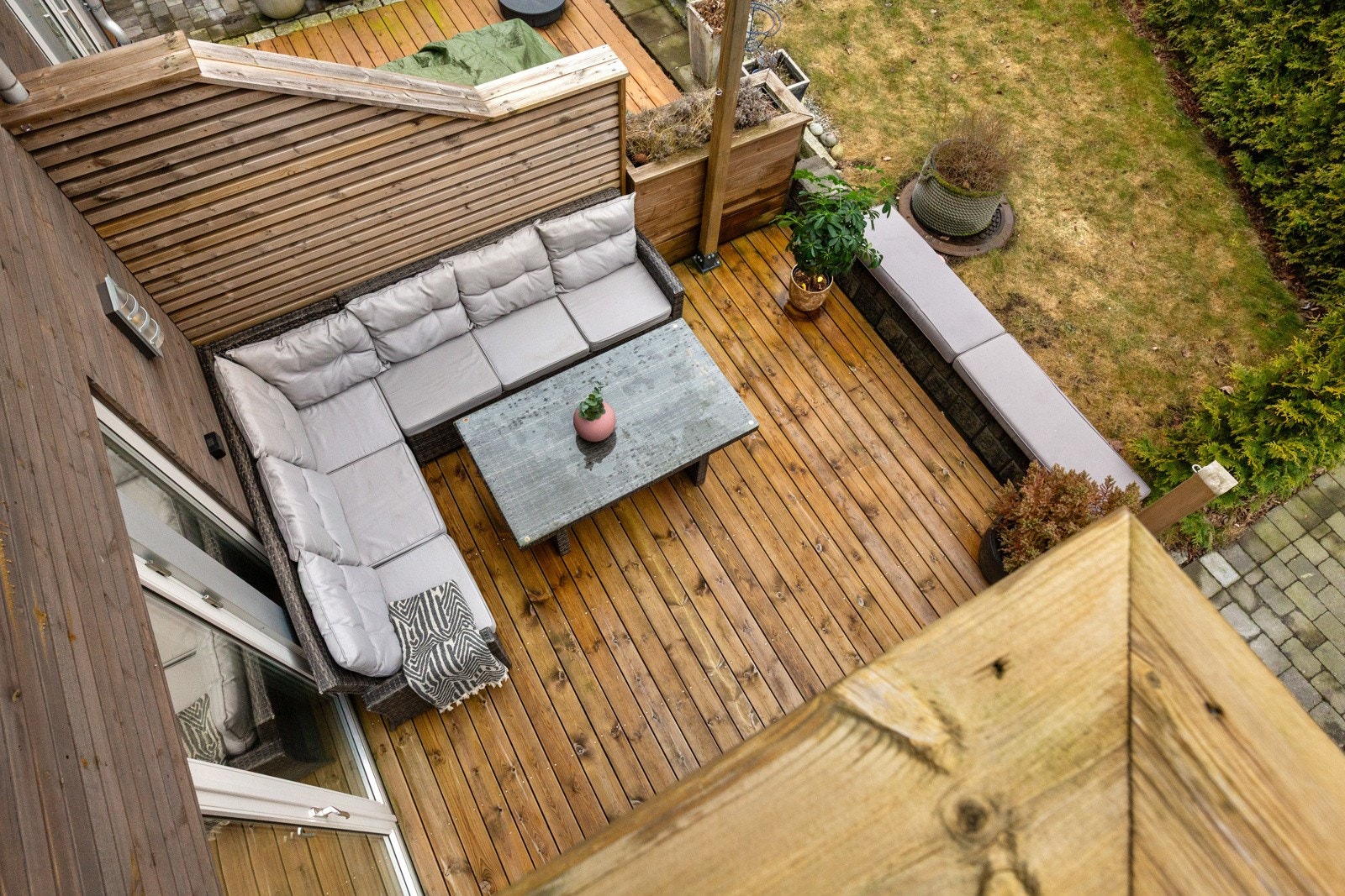 Boligen har tre uteplasser; veranda med morgenssol, terrasse (fra soverom) og delvis overbygget uteplass ved inngangsparti - tilsammen 29 m². Galleribilde