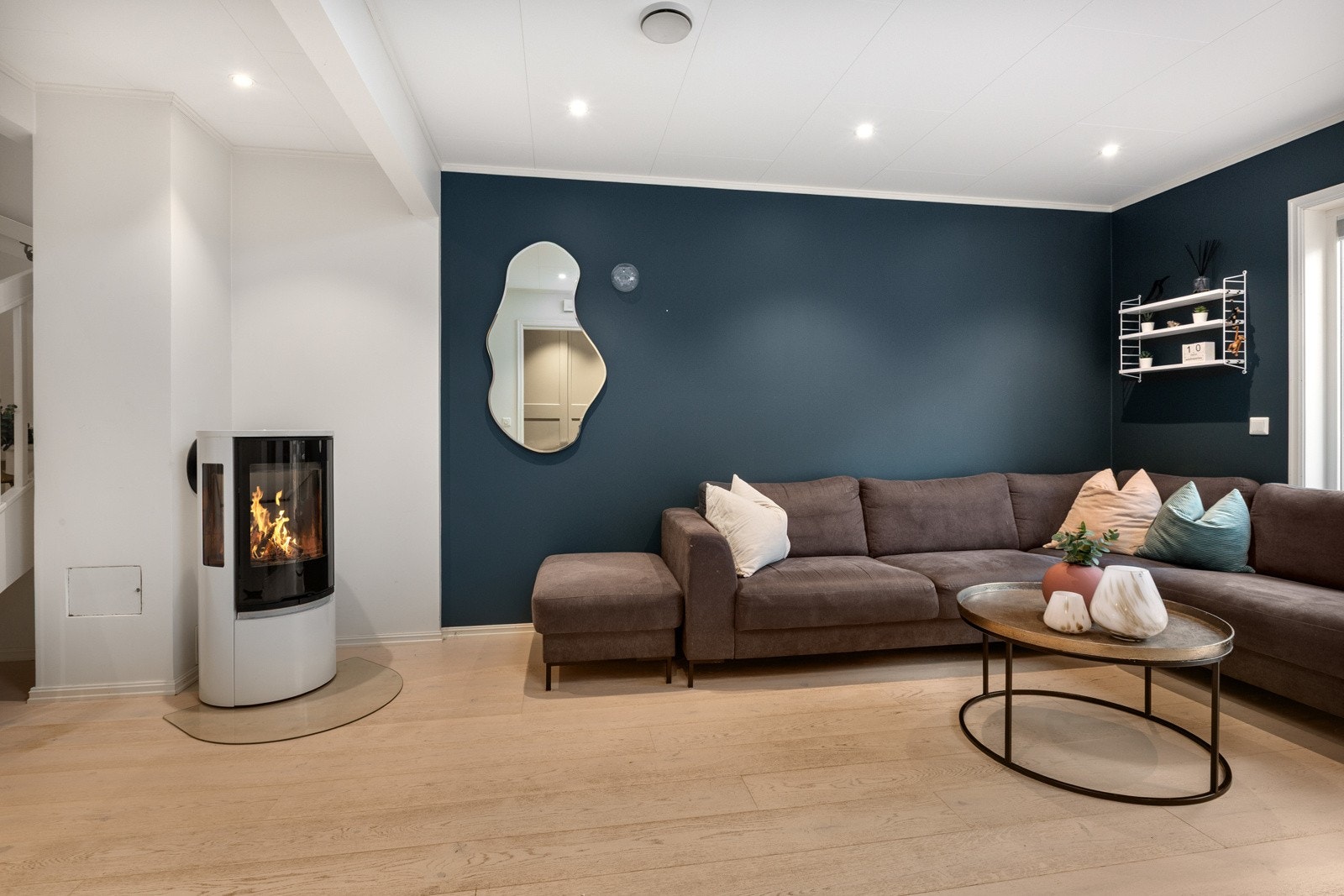 Hovedetasjen er utformet som en sosial sone der stue og kjøkken smelter sammen, og skaper et naturlig samlingspunkt med god plass til både dagligliv og sosiale sammenkomster. Galleribilde