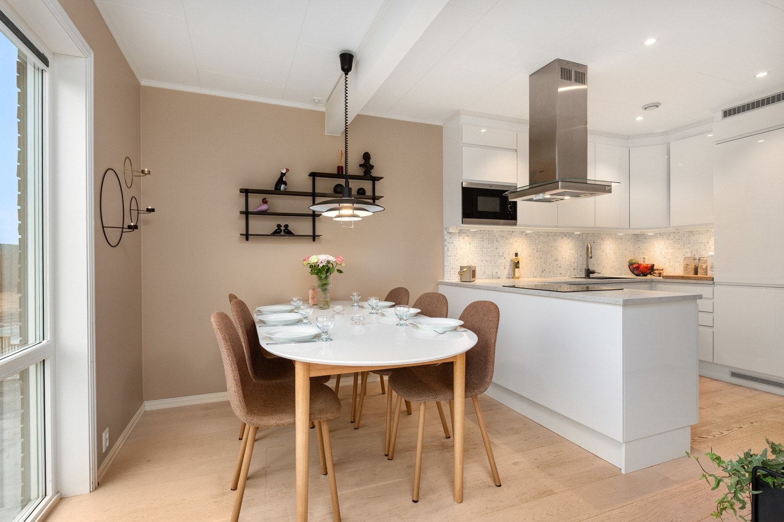 Denne boligen strekker seg over to etasjer og byr på en gjennomtenkt planløsning som passer perfekt for en familievennlig hverdag. Galleribilde