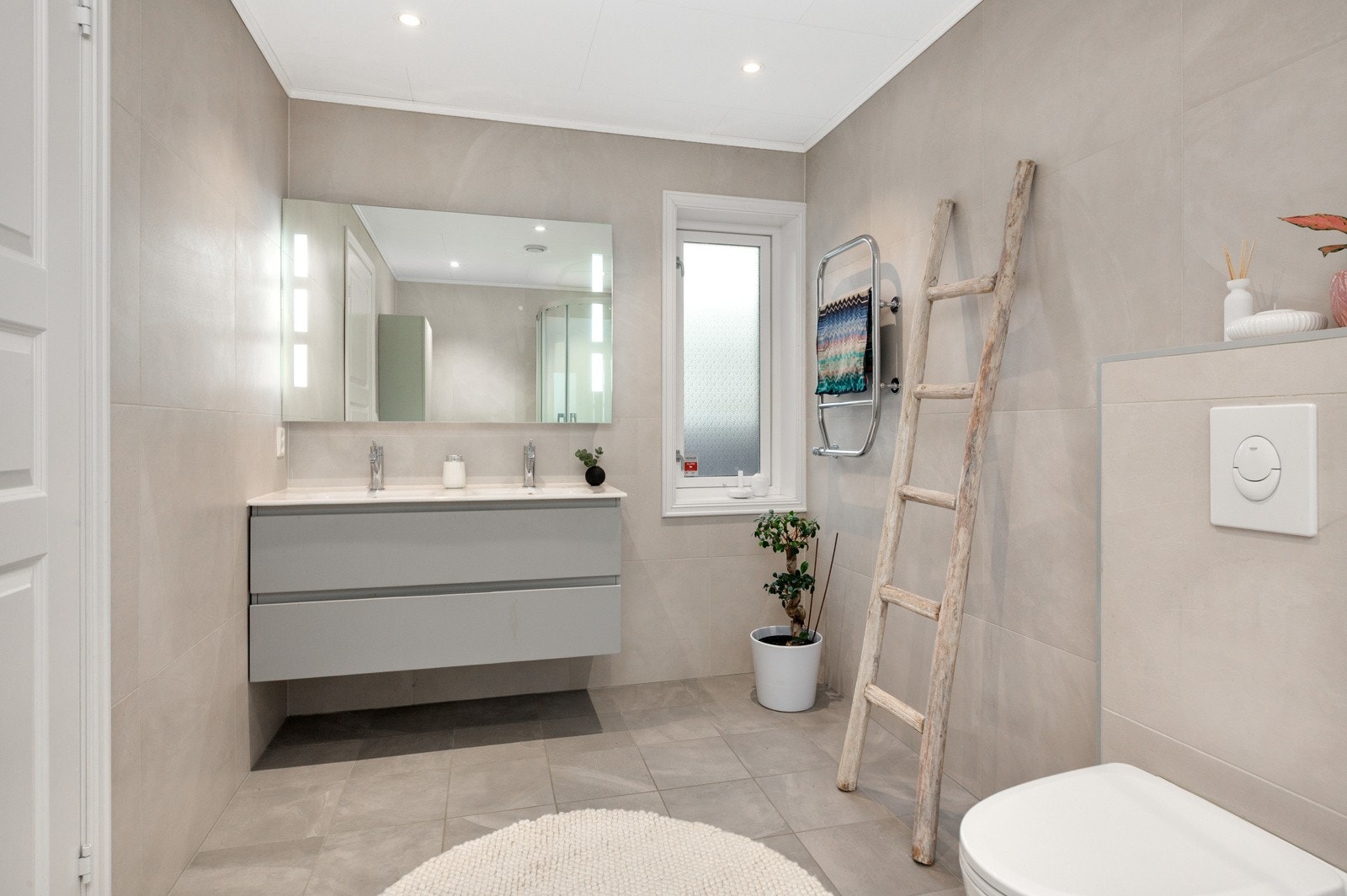 Badet i andre etasje har dusjkabinett med både hånddusj, samt en praktisk håndkletørker. Galleribilde