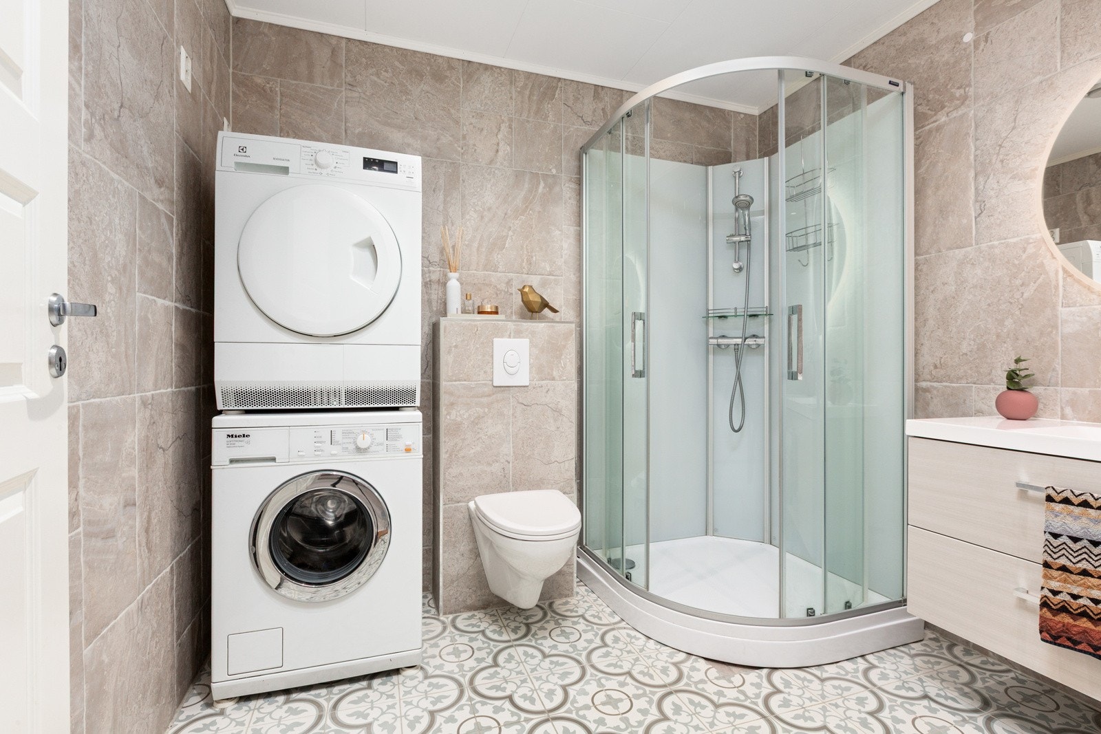 Med to romslige bad - ett i hver etasje - er boligen godt tilpasset en aktiv hverdag. Begge badene har oppgraderte fliser og møbler utover standardløsningen. Galleribilde