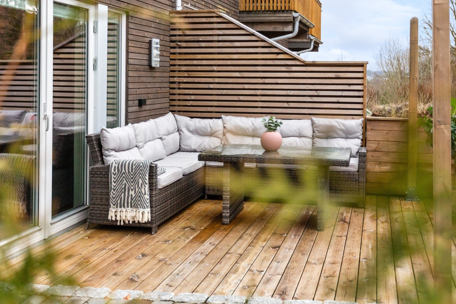 Fra stuen kommer du videre til en utbygd terrasse og en plantekasse som rammer inn uterommet. Galleribilde