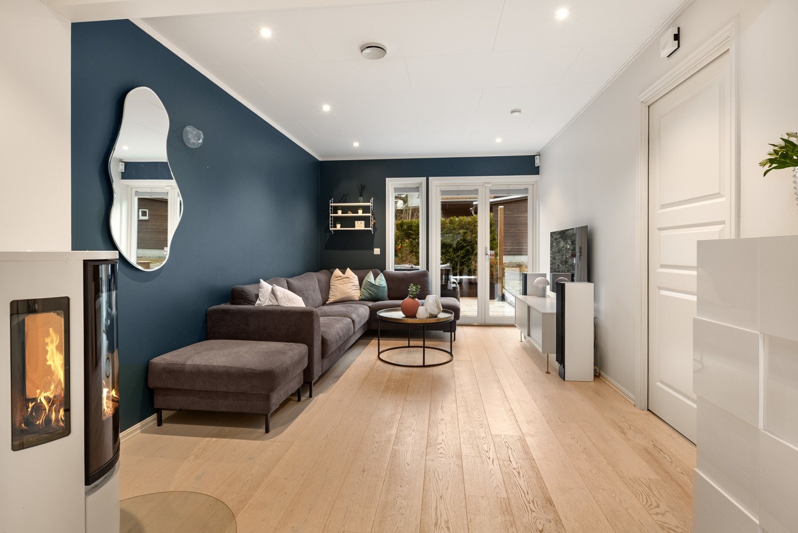 Stuen vender mot vest og har utgang til en markterrasse på cirka 12 m². Galleribilde