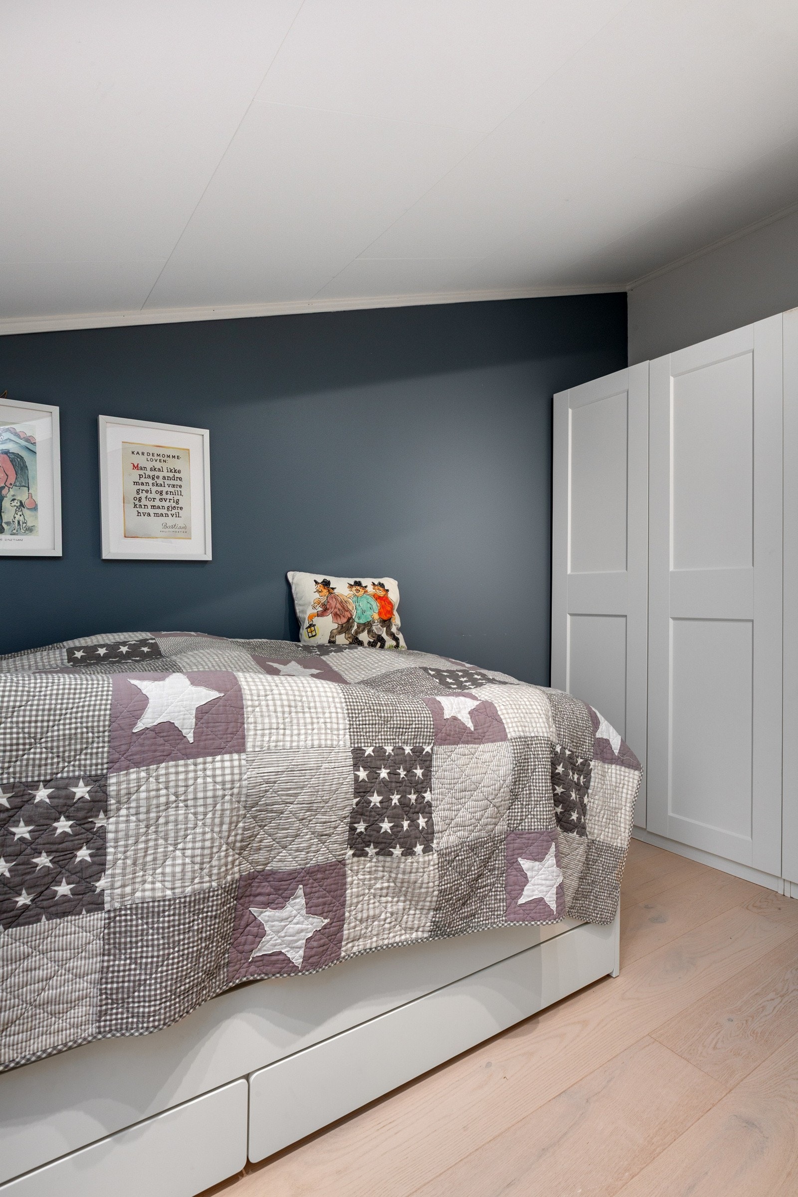 Alle soverommene er utstyrt med PAX-garderobeskap. Galleribilde