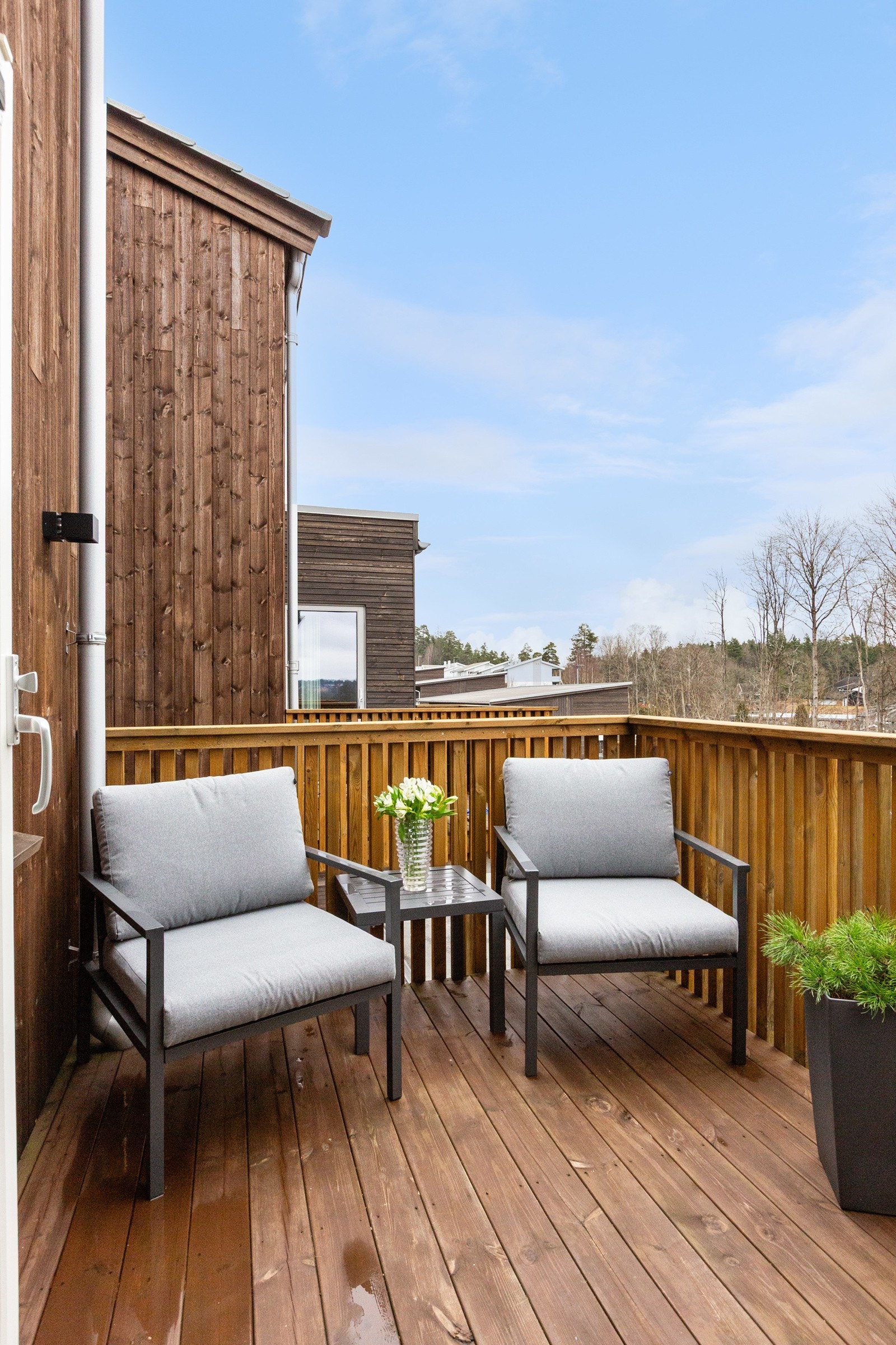 Videre fra spistuen kommer man til en østvendt balkong med deilig morgenssol. Galleribilde