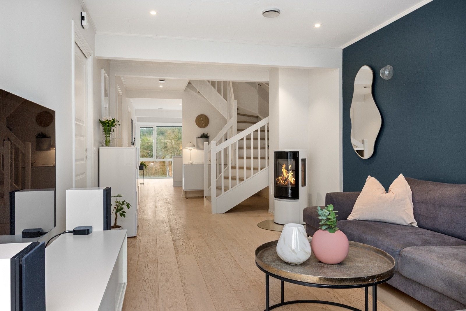 På kalde vinter- og høstkvelder kan det fyres i en Contura 556 Style peis i hvit utførelse fra Varmefag Ski. Galleribilde