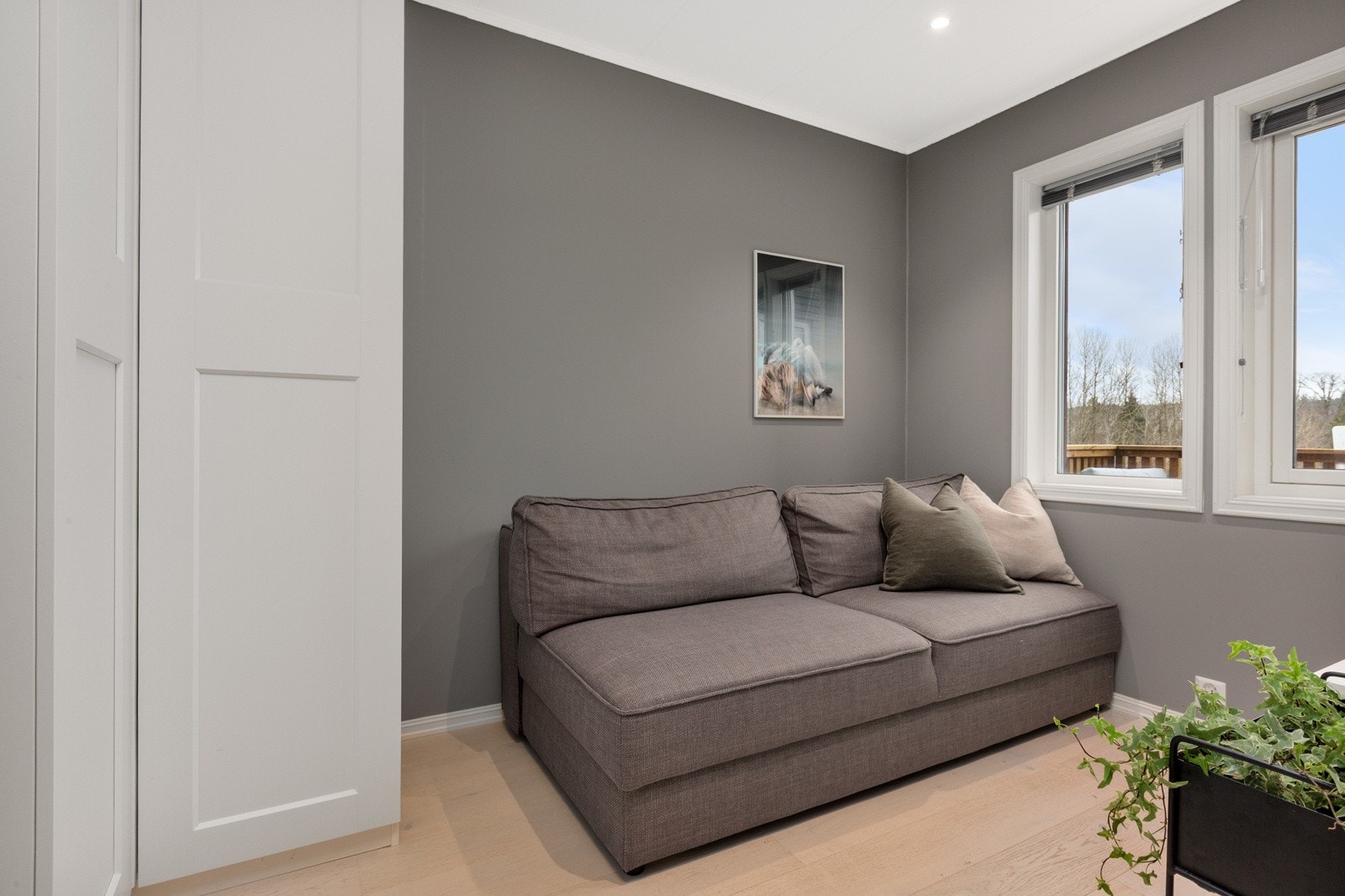 I tilknytning til kjøkkenet kommer du til et mindre soverom som passer ypperlig som barnerom, gjesterom eller kontor. Galleribilde