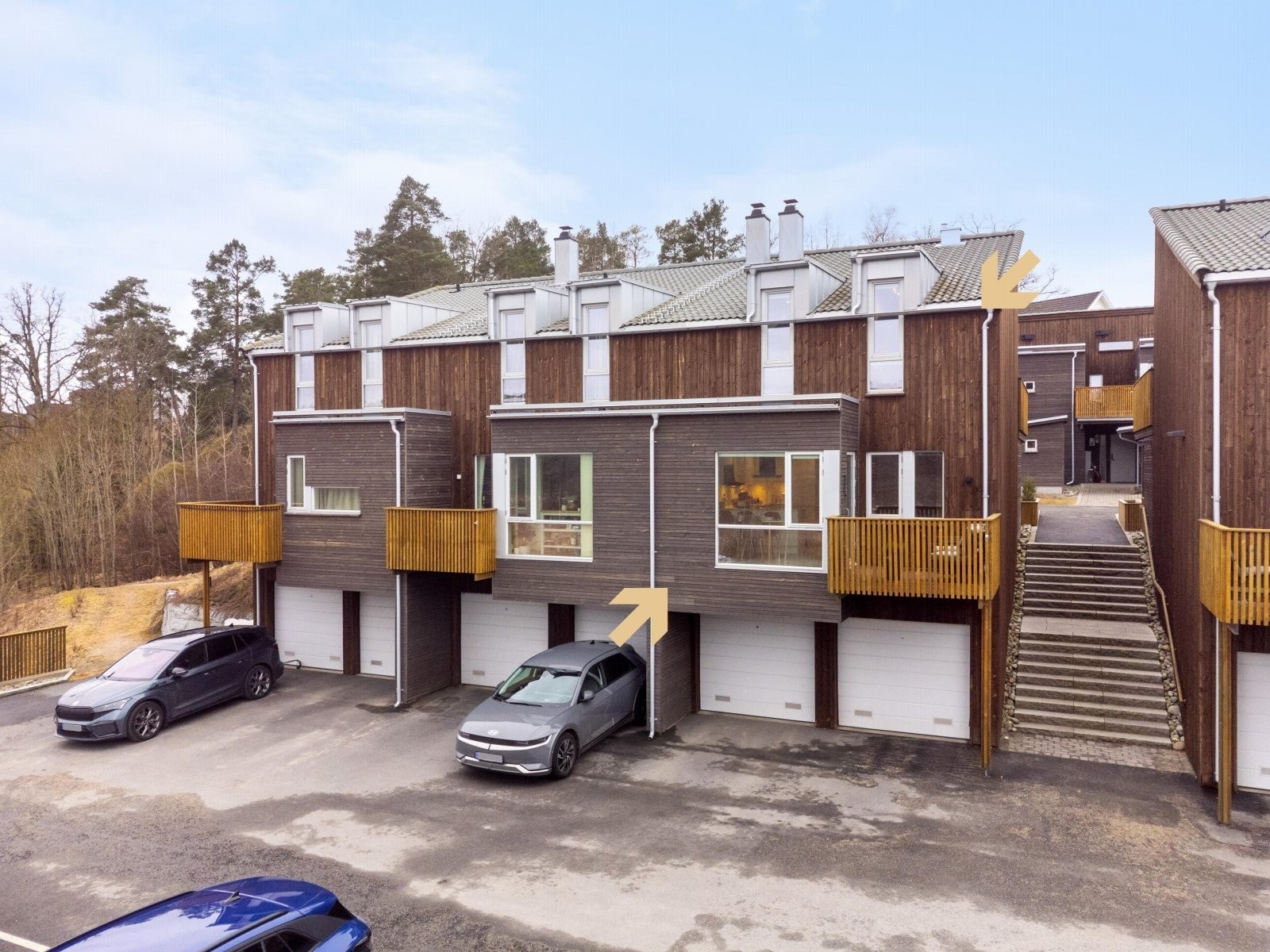 Påkostet familiebolig over to plan. Det medfølger en garasje med tilhørende bod. Galleribilde