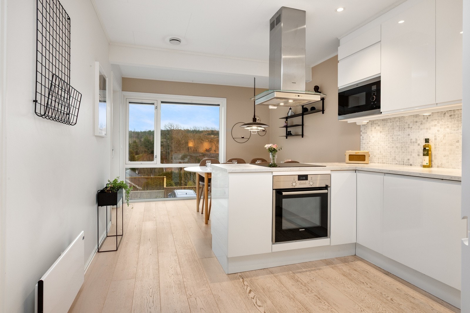 Det er i tillegg påkostet med en utrekkbar hylle til kjøkkenmaskin og skjult stikkontakt. En fin løsning som gir ekstra oppbevaringsplass. Galleribilde