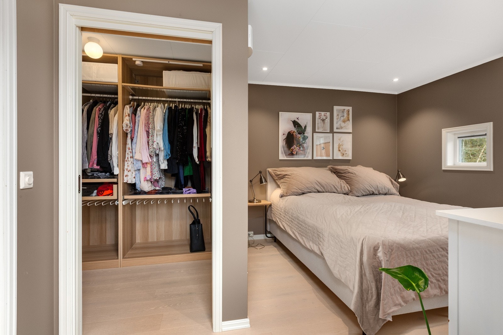 Det er i tillegg et eget walk-in closet på hovedsoverommet hvor skyvedøren har integrert speil. Galleribilde