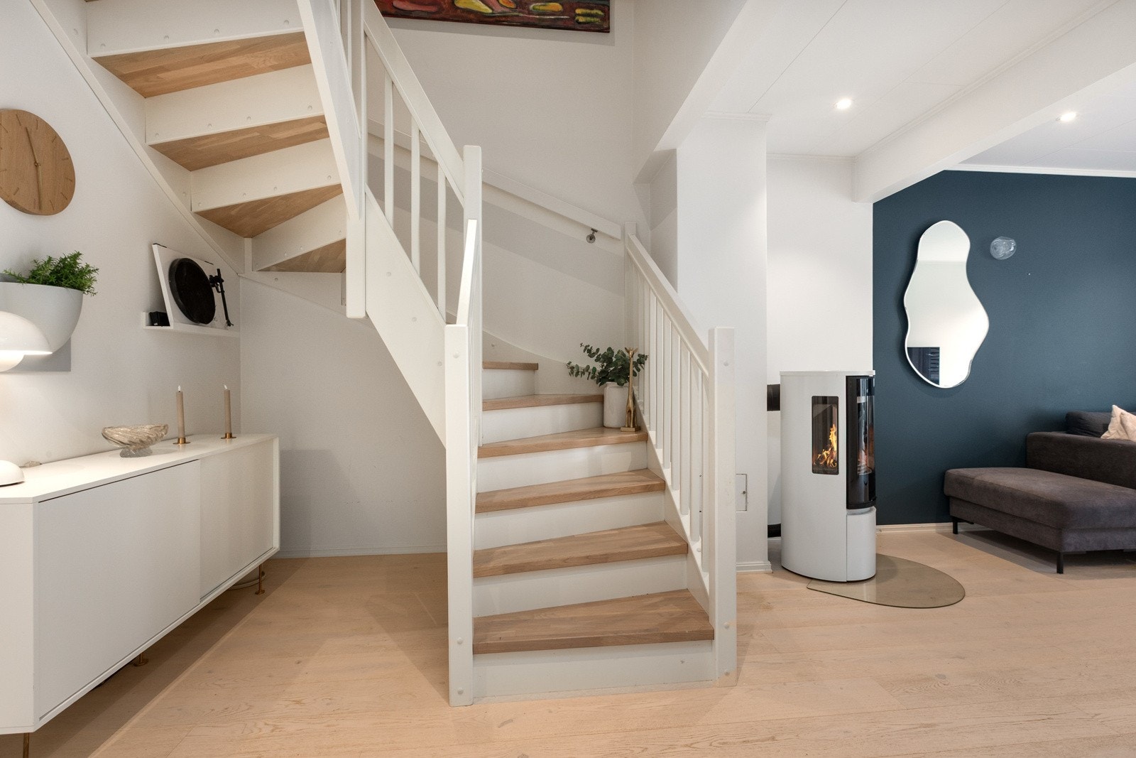 Mellom stue og kjøkken er det en påkostet eiketrapp som tar deg videre opp til boligens 2.etasje. Galleribilde