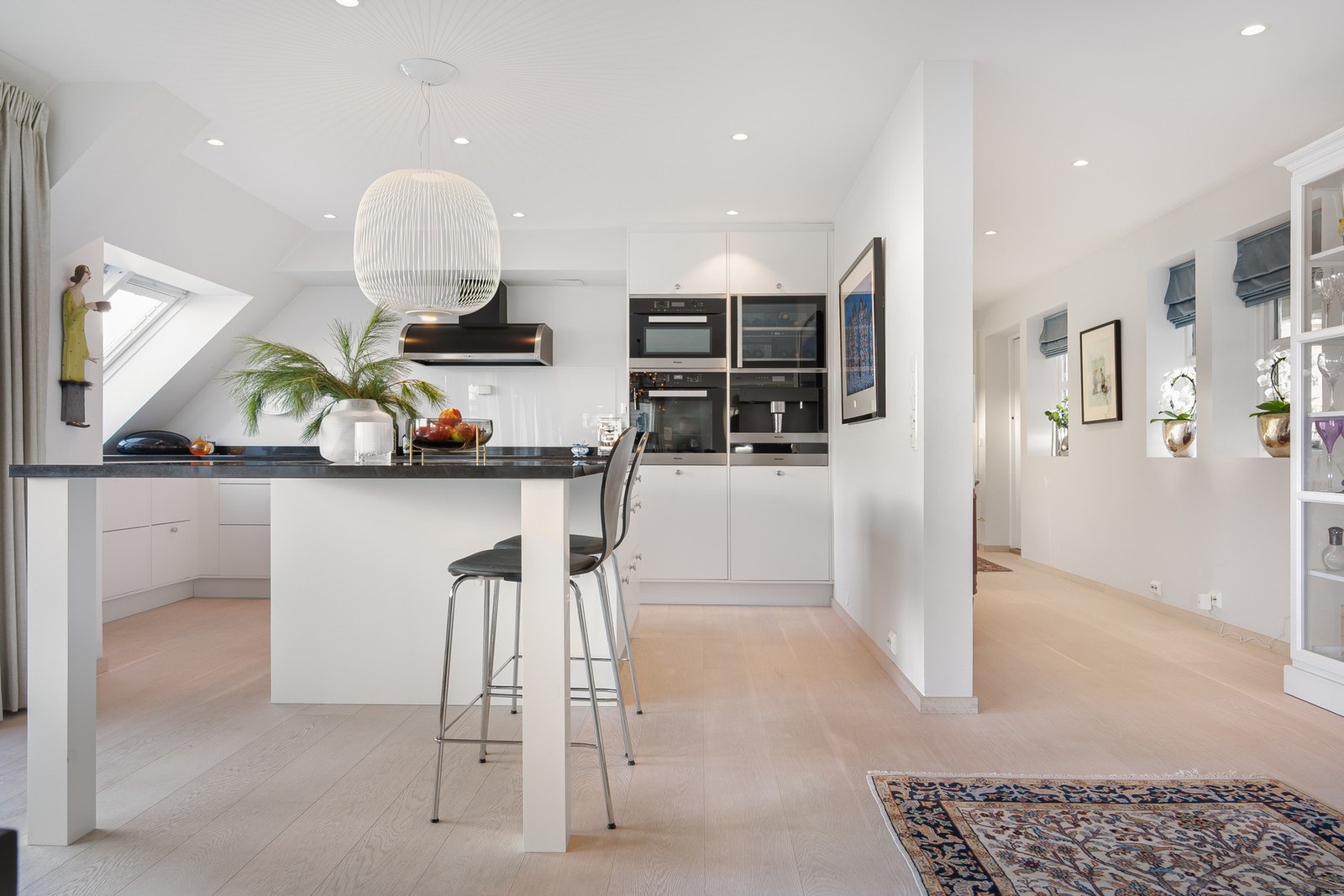 Kjøkkenet er elegant og velutstyrt. Galleribilde