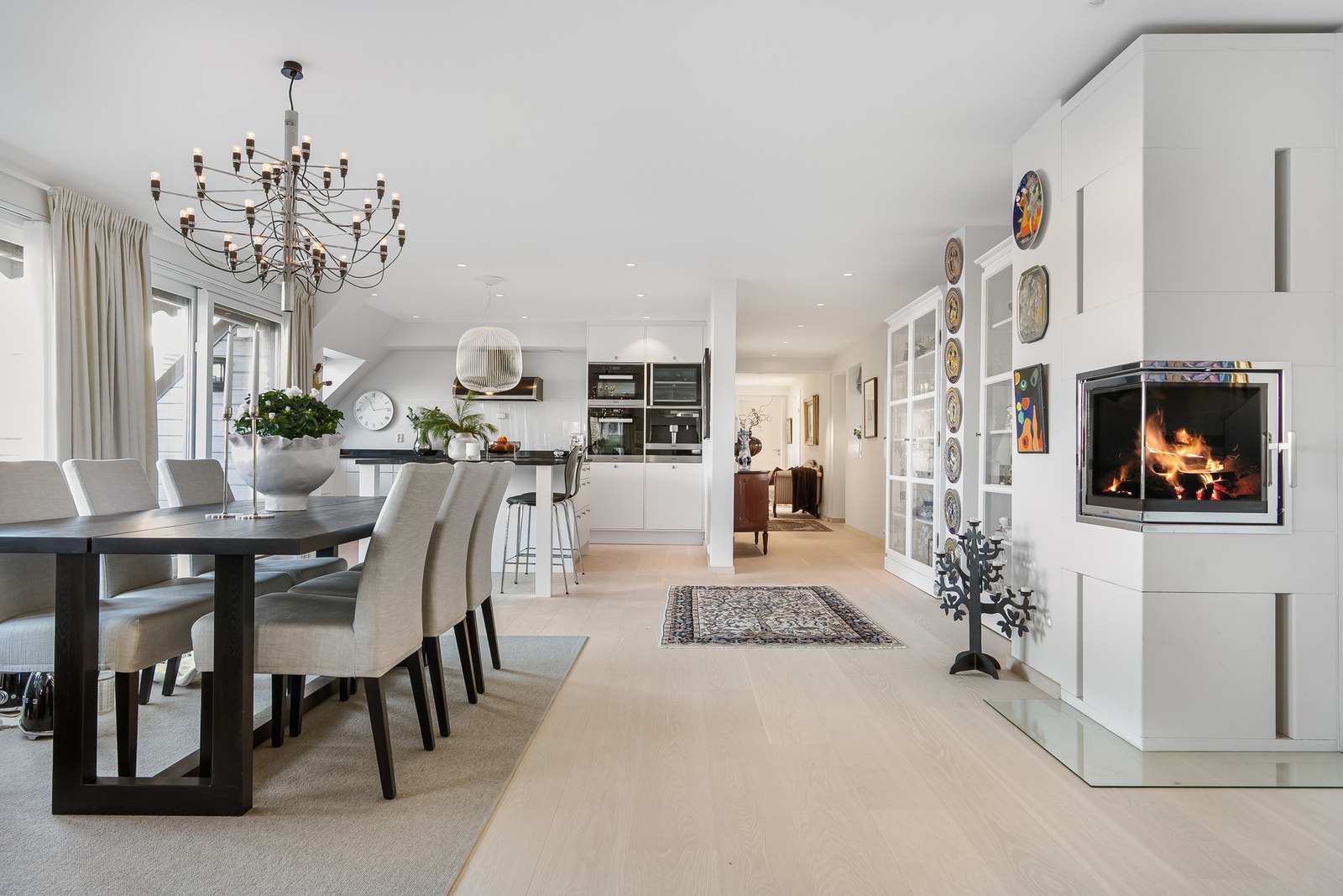 En stor åpen stue med lysinnslipp fra to sider. Galleribilde