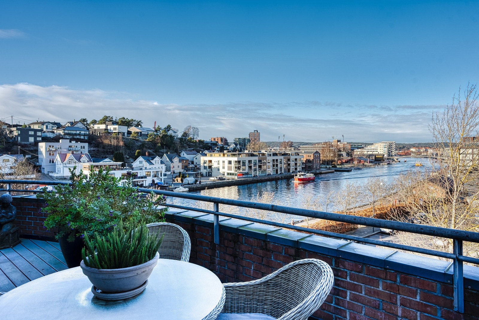 Om det skjer noe på elva har du første rad og full oversikt. Galleribilde