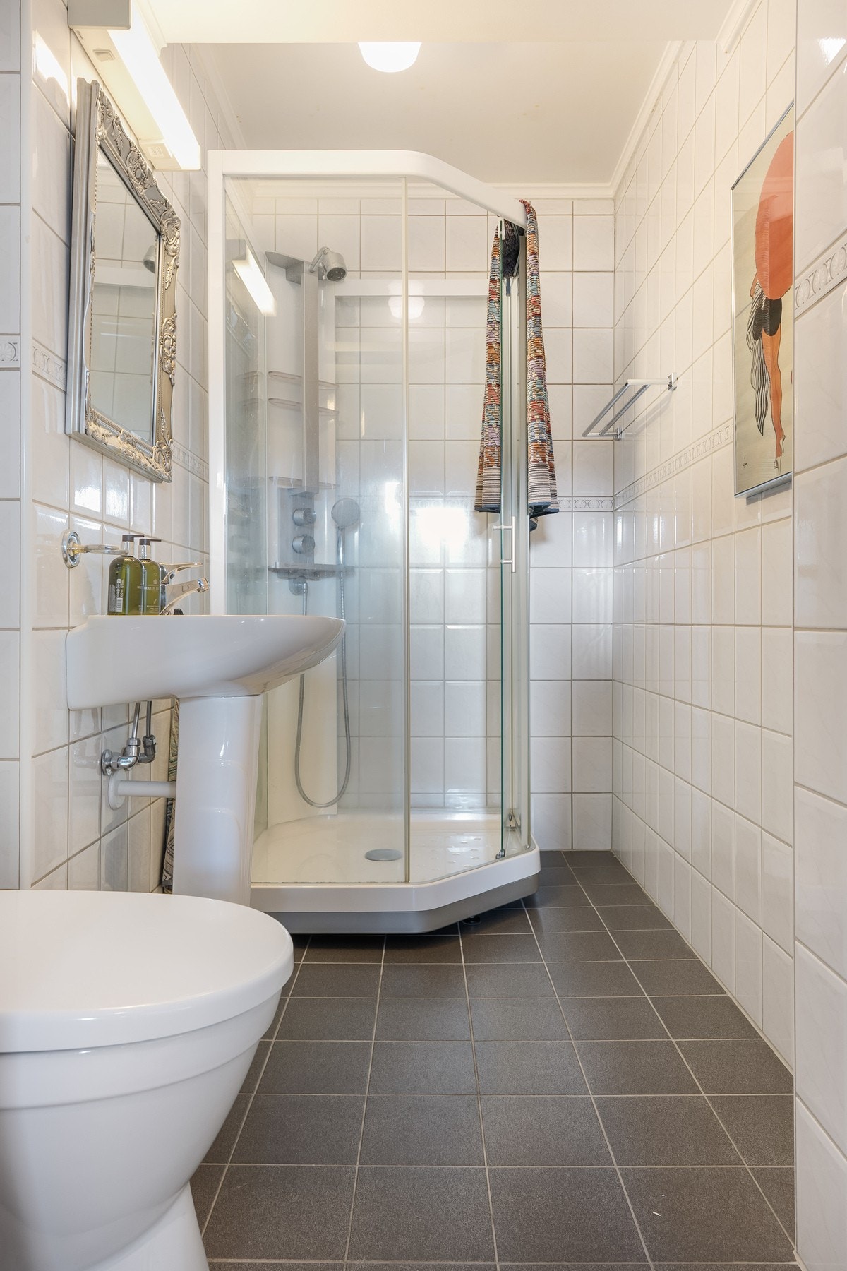 Bad nr to, med wc, servant og dusjkabinett. Galleribilde