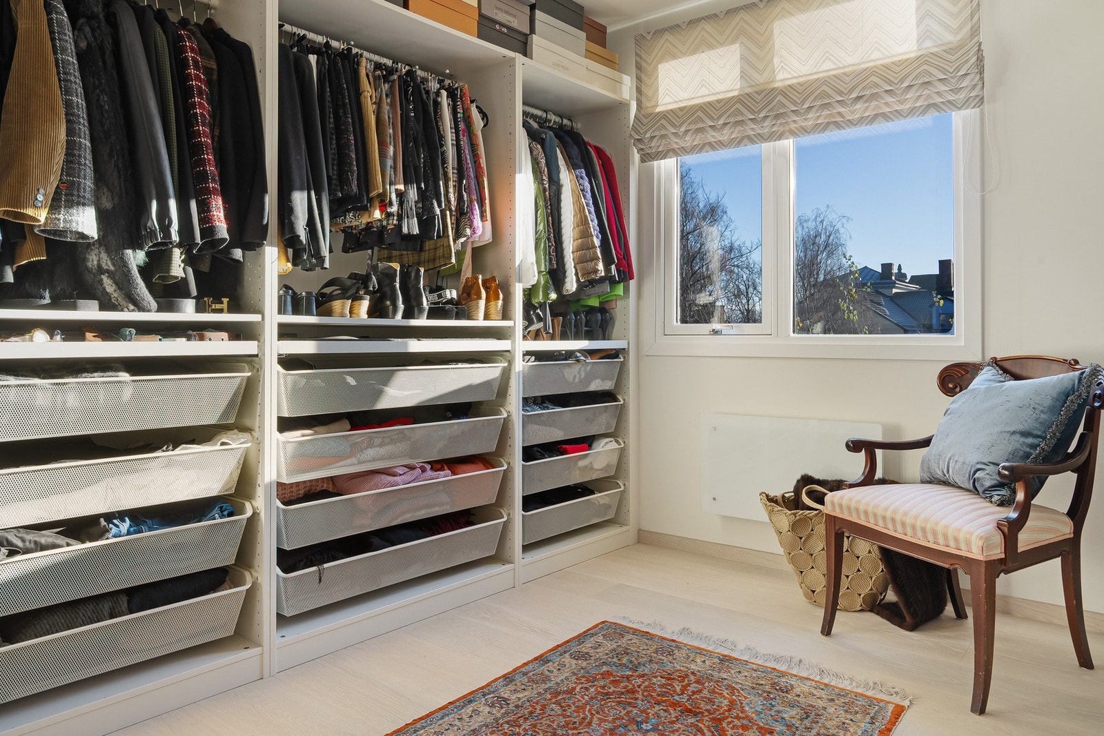 Det tredje soverommet benyttes som en stor garderobe. Galleribilde