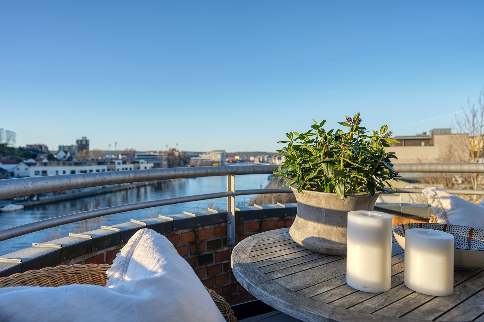 En stor og elegant hjørneleilighet hevet over elvepromenaden - i den roligere delen av sentrum. Galleribilde