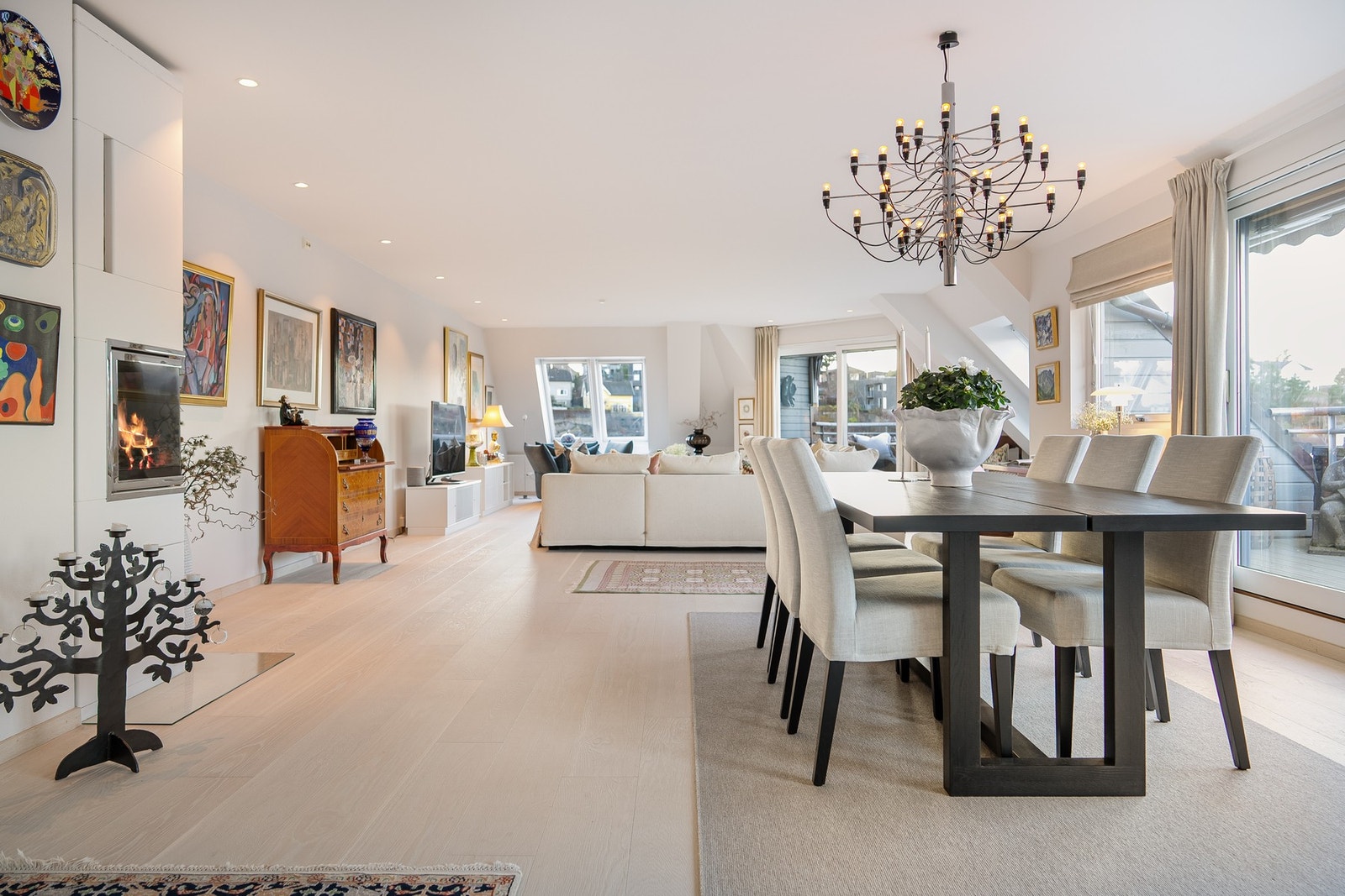 Stuen er stor og lys, med rikelig anledning til å møblere i flere soner. Galleribilde