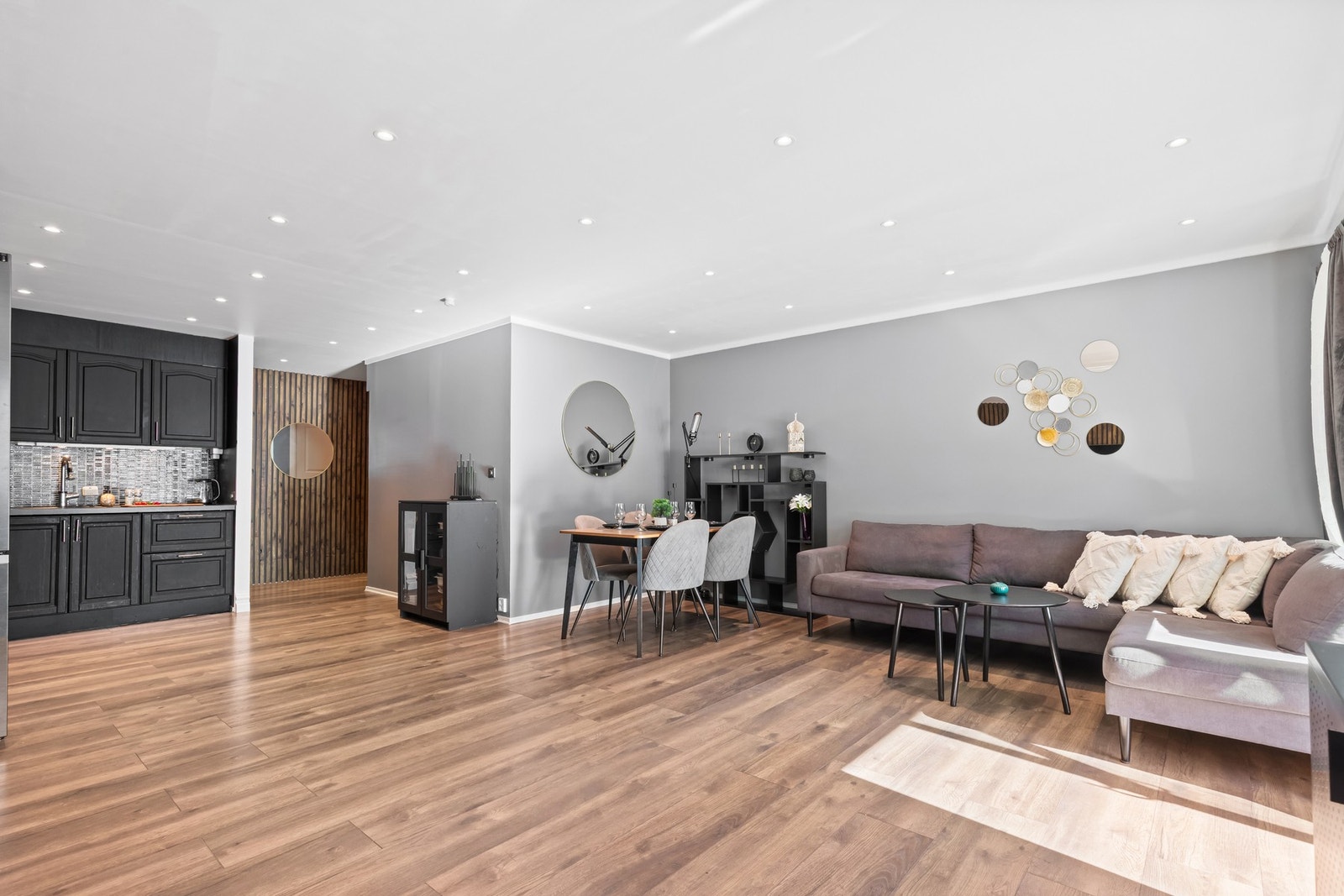 Her er det god plass til både sofakrok og spisebord, perfekt for både rolige kvelder og hyggelige middager med venner og familie. Galleribilde