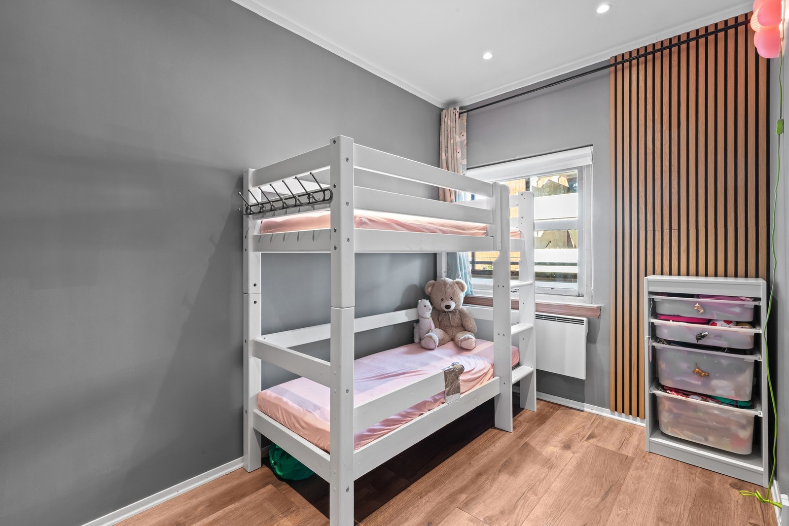 Det andre soverommet er også av god størrelse og kan brukes som barnerom, gjesterom eller kontor - her er mulighetene mange! Galleribilde