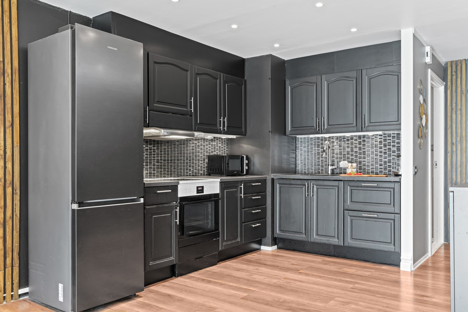 Praktisk kjøkken med frittstående hvitevarer. Galleribilde