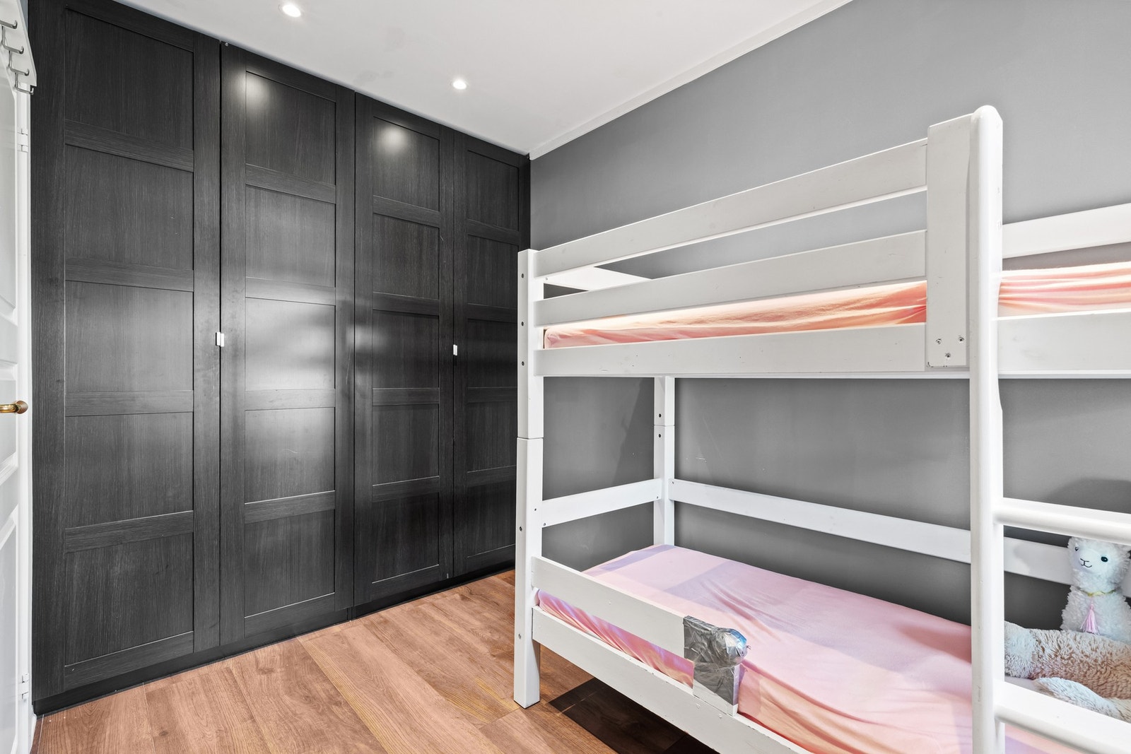 Her er det også et stort garderobeskap. Galleribilde