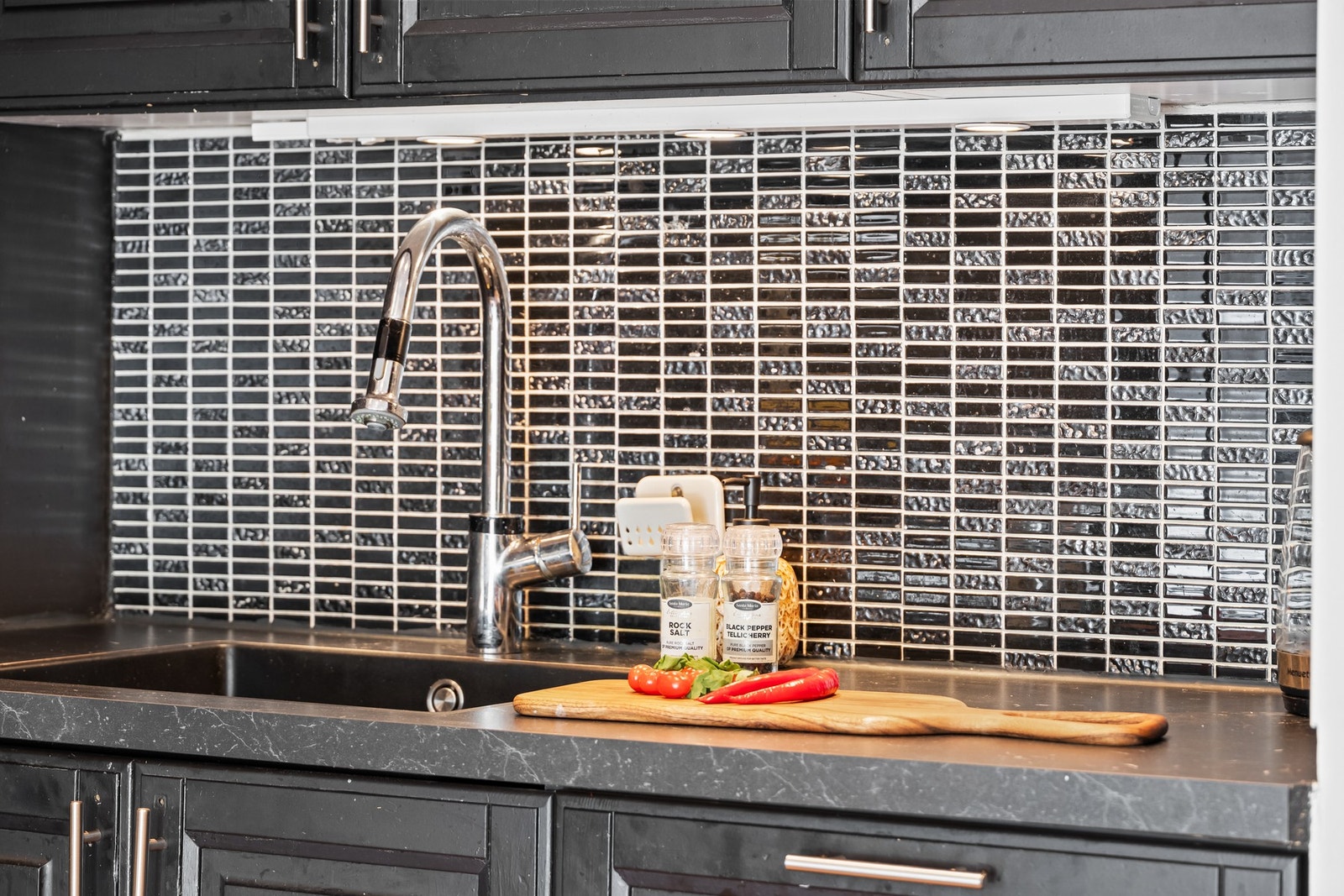 Dette er et kjøkken som er perfekt for både hverdagsmiddager og mer ambisiøse kokkeleringer! Galleribilde