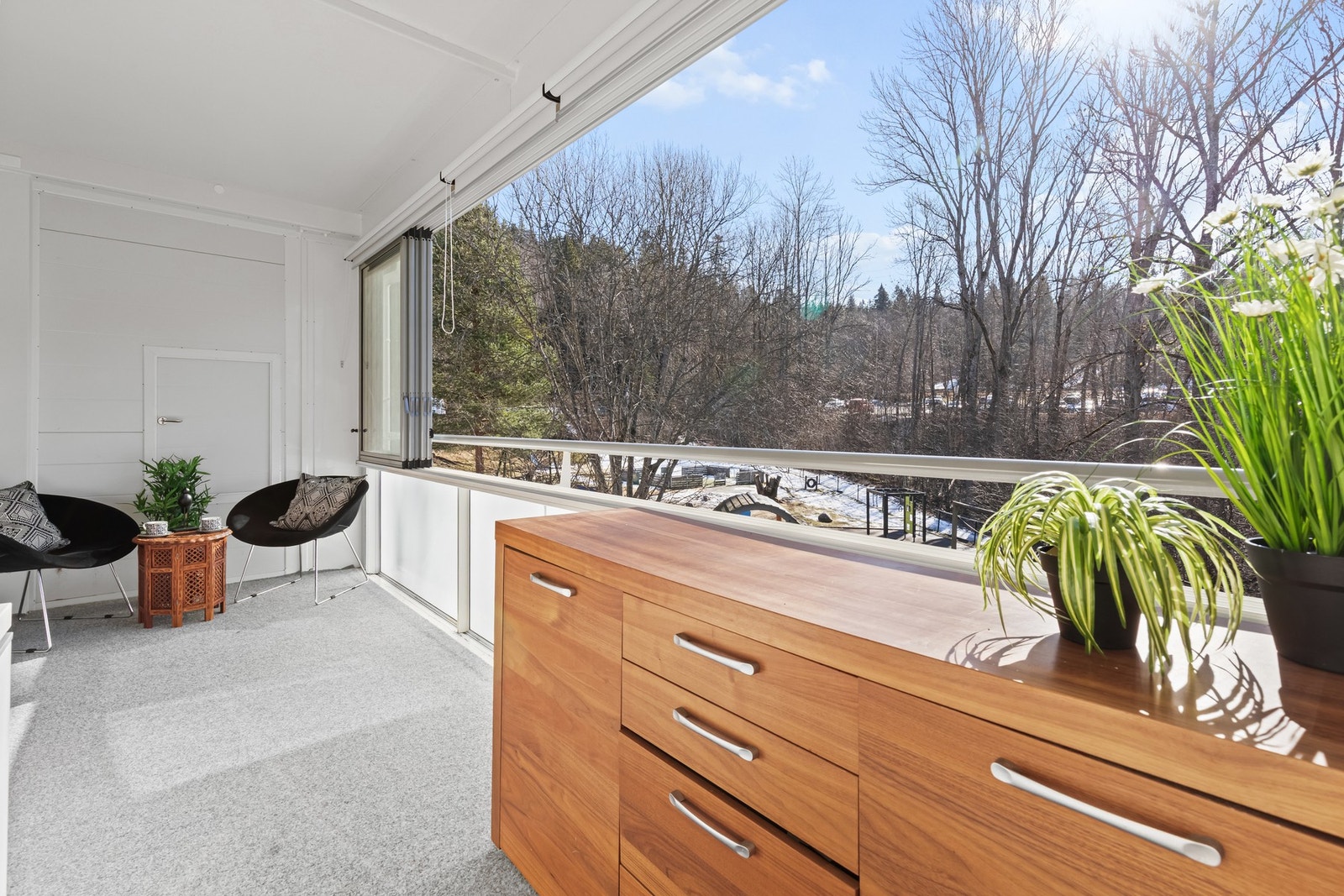 Her kan du nyte morgenkaffen i ro og fred eller skape en koselig lounge for varme sommerkvelder. Galleribilde