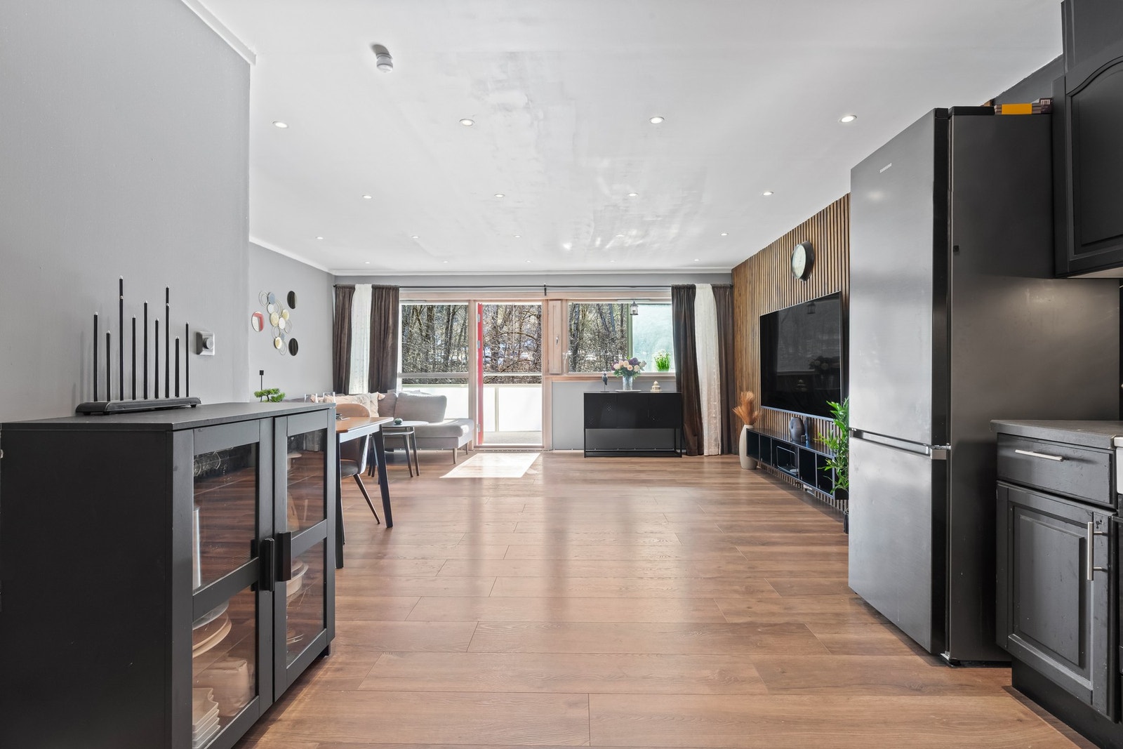 Sjekk ut denne lyse stuen. Her får man en lys og koselig stue med åpen kjøkkenløsning som skaper en sosial og inviterende atmosfære. Galleribilde