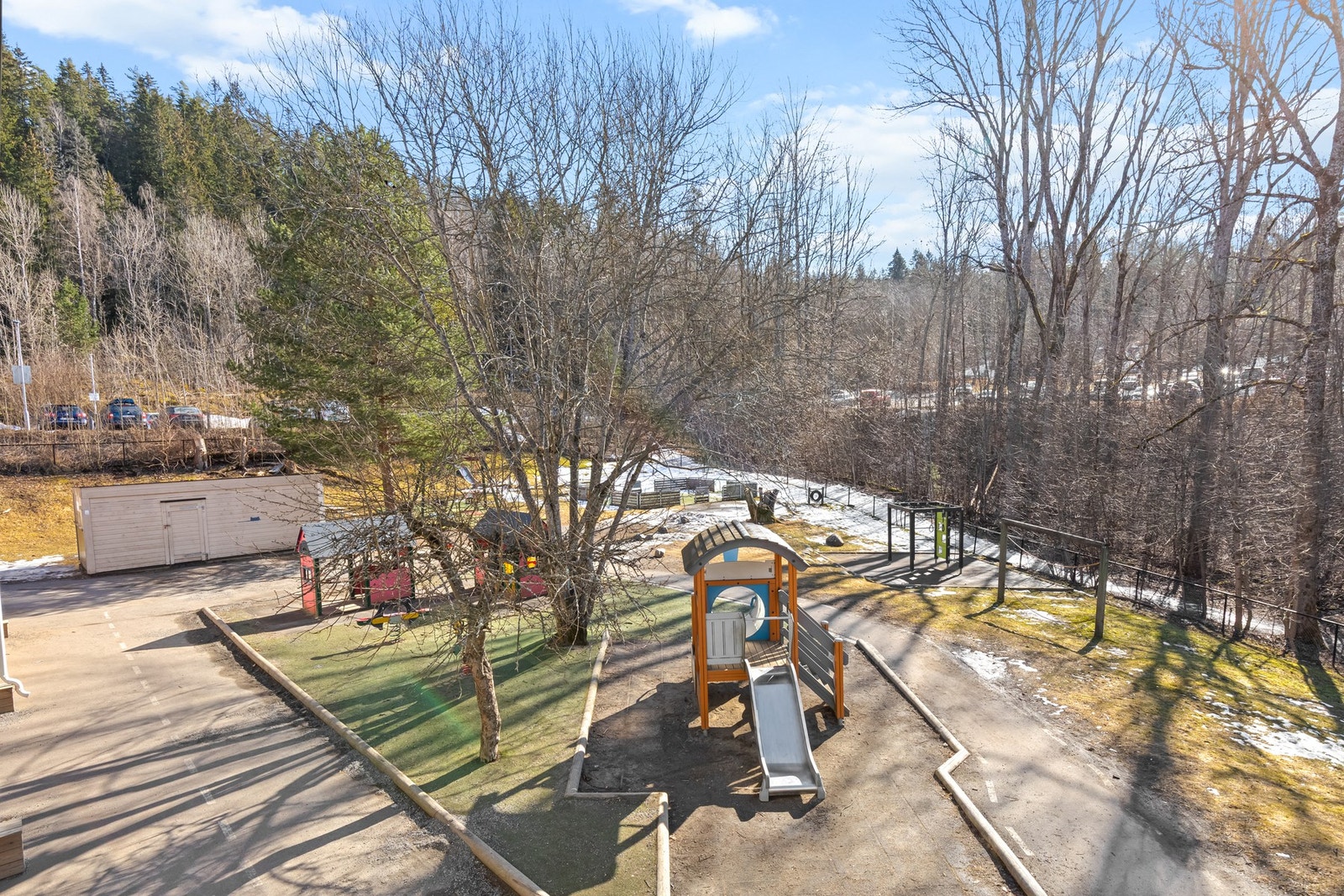 Med sydvendt beliggenhet får du gode solforhold, og barnefamilier vil sette pris på nærheten til barnehagen rett utenfor - en trygg og praktisk løsning i hverdagen. Galleribilde