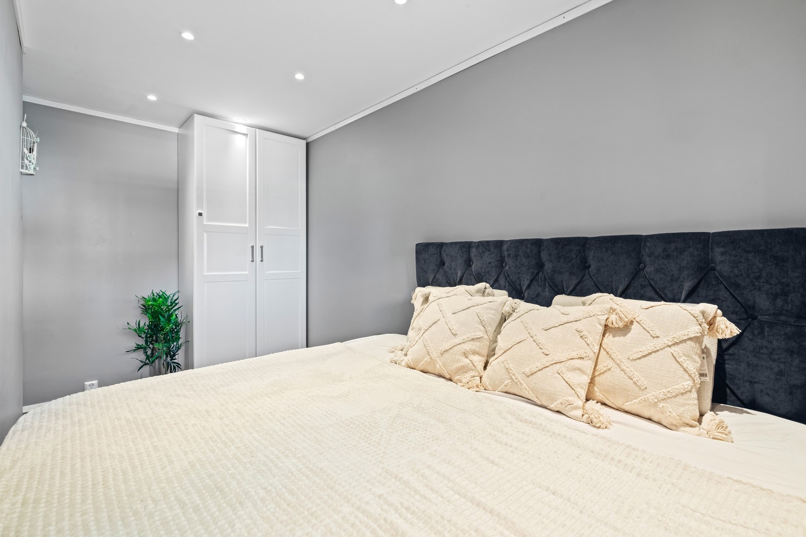 Her er det plass til en stor seng. På soverommet er det også garderobeskap for praktisk oppbevaring. Galleribilde