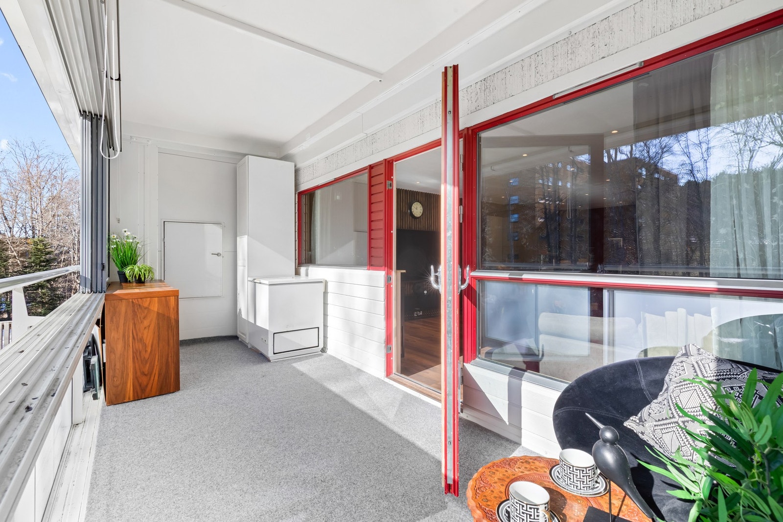 Den innglassede balkongen på hele 11 m² er et deilig ekstra oppholdsrom. Galleribilde