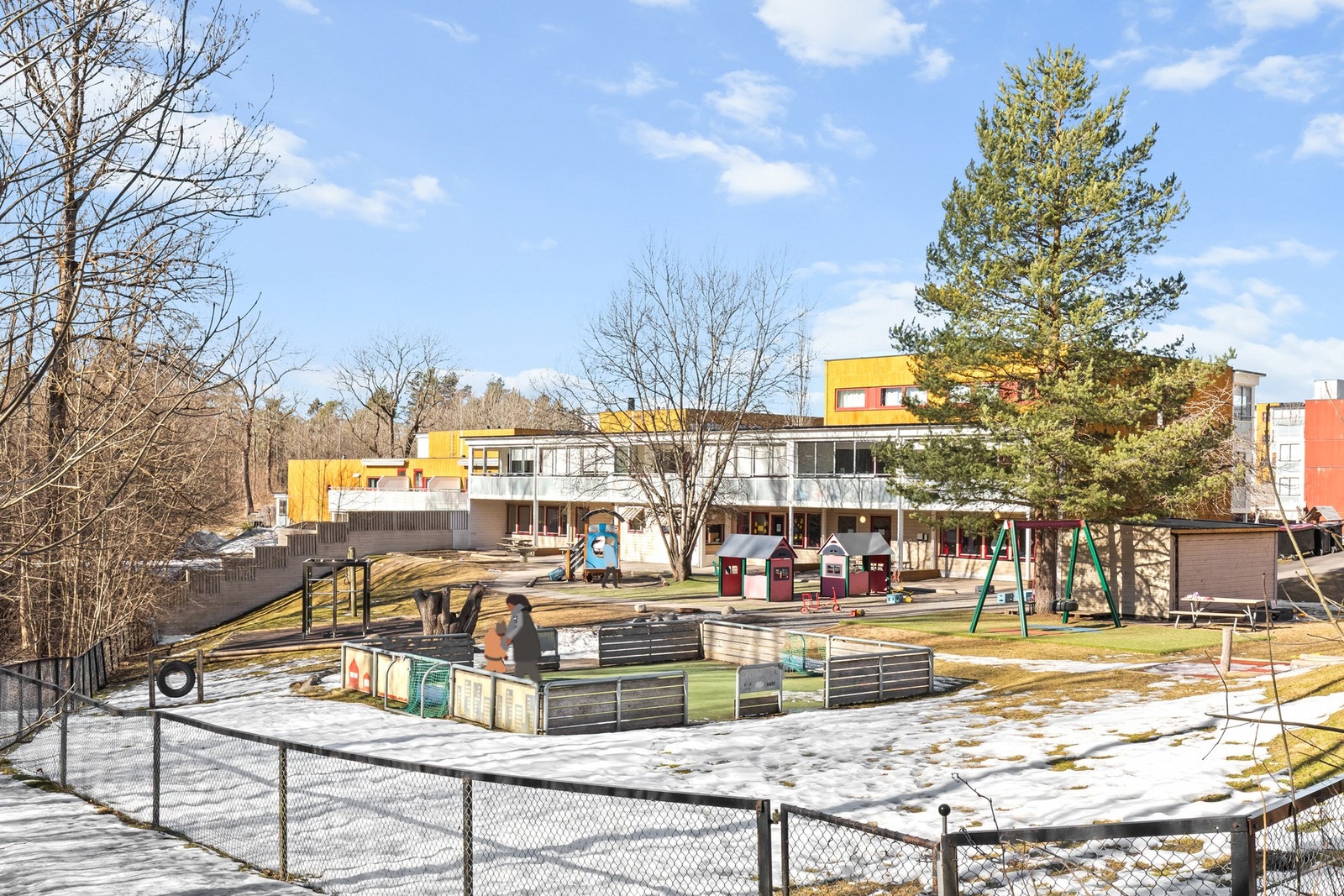 Det er umiddelbar nærhet til barnehager og skoler i området. Galleribilde