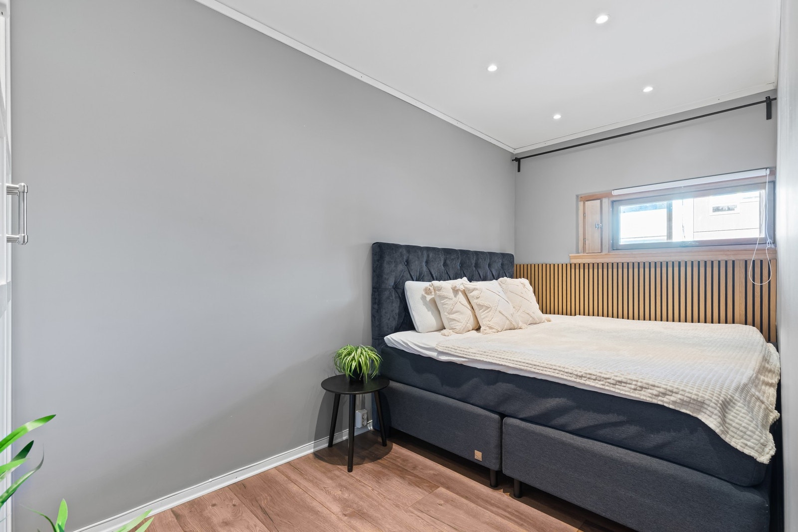 Hovedsoverommet er romslig og lunt med en delvis spielevegg som tilfører en konrast til veggene. Galleribilde