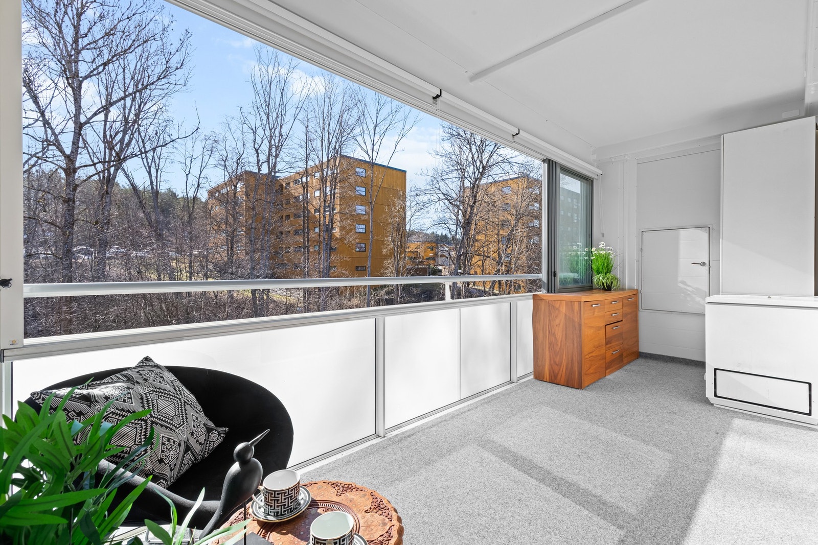 Her bor du med kort vei til grønne turområder, kollektivtransport og servicetilbud. Leiligheten fikk et løft i 2023 og har en stor innglasset balkong som forlenger sesongen. Galleribilde