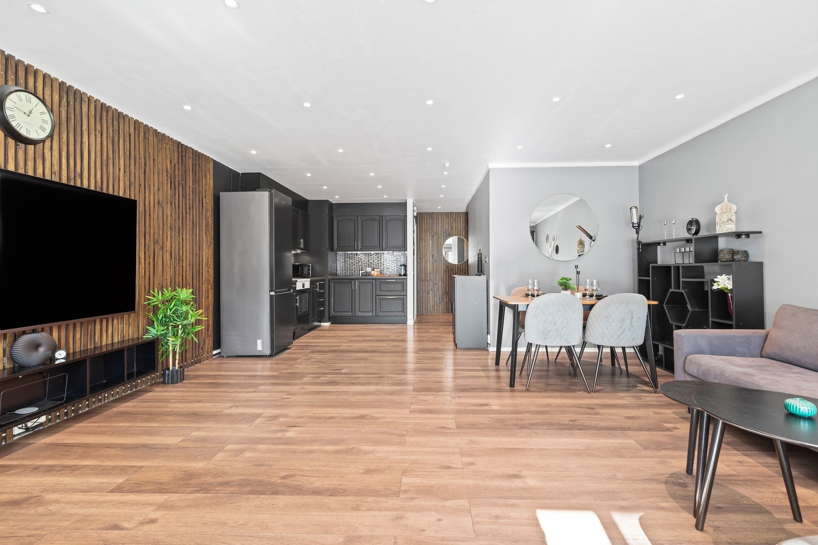 De grå veggene og spieleveggen ved medieveggen gir en moderne og lun følelse. Galleribilde