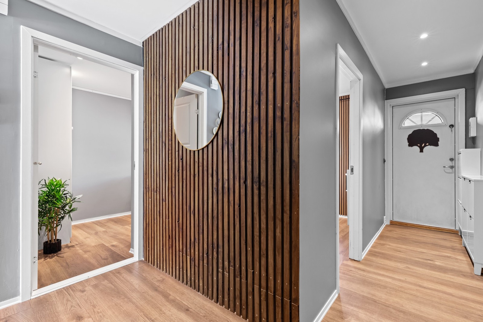 Velkommen hjem! Det første du blir møtt av er en entré med laminatgulv og grå vegger. Galleribilde