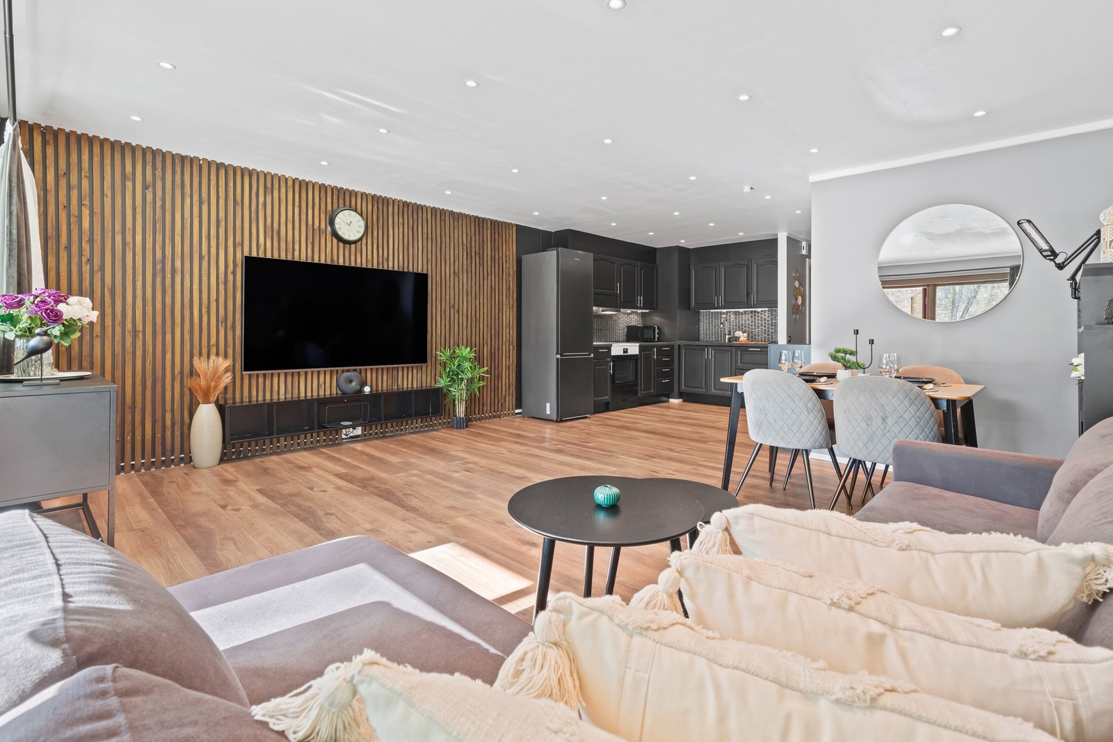 Houssam Ben Zrelli v/EIE eiendomsmegling har gleden av å presentere en attraktiv 3-roms leilighet i et familievennlig område - Lindebergåsen 42G! Galleribilde