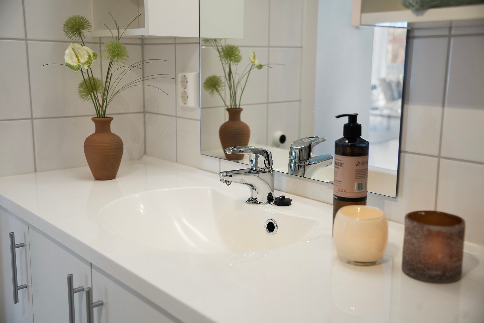 Det er god plass i innredningen på badet Galleribilde