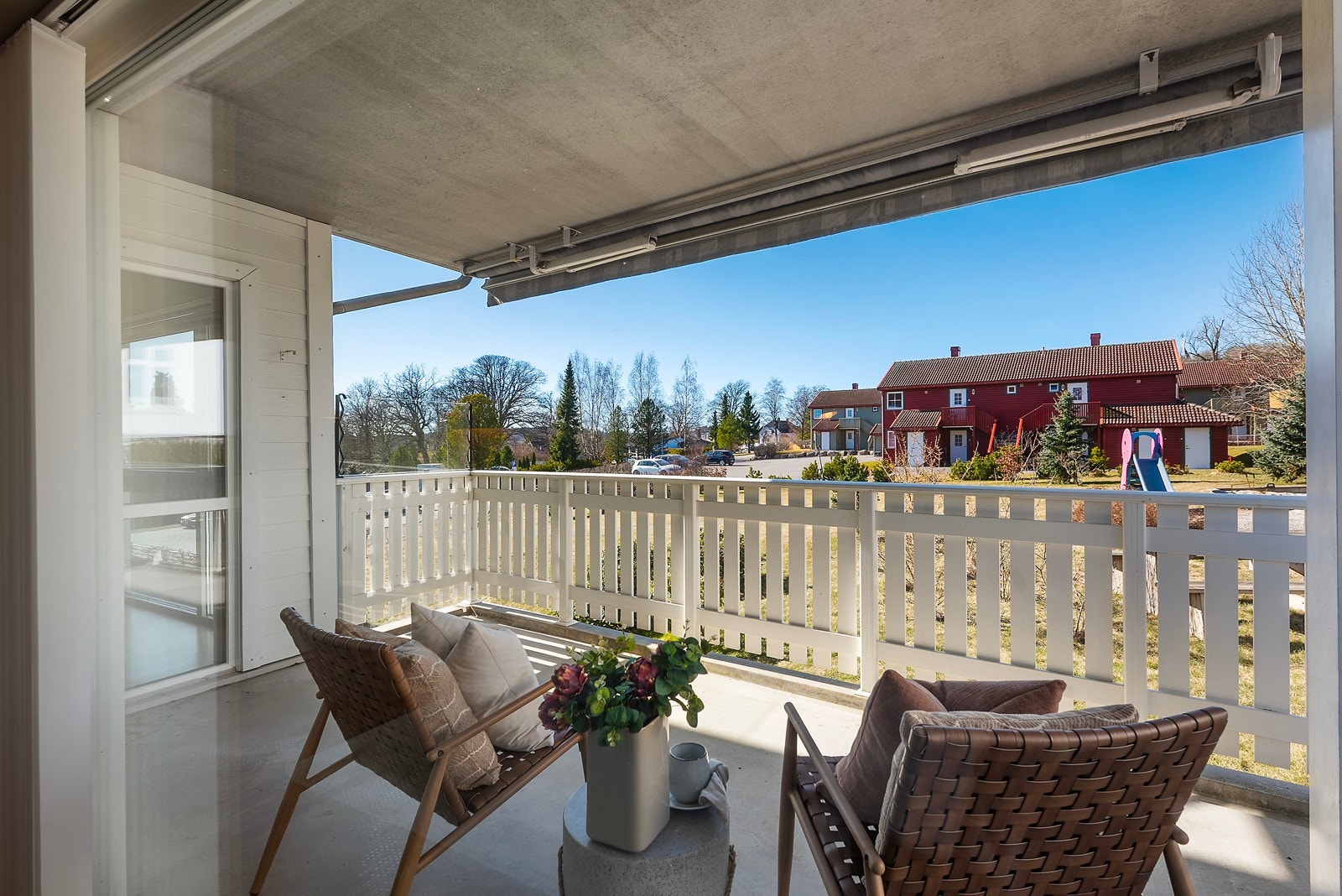 Balkongen fungerer som en naturlig forlengelse av stuen og gir deg en herlig uteplass på sommeren Galleribilde