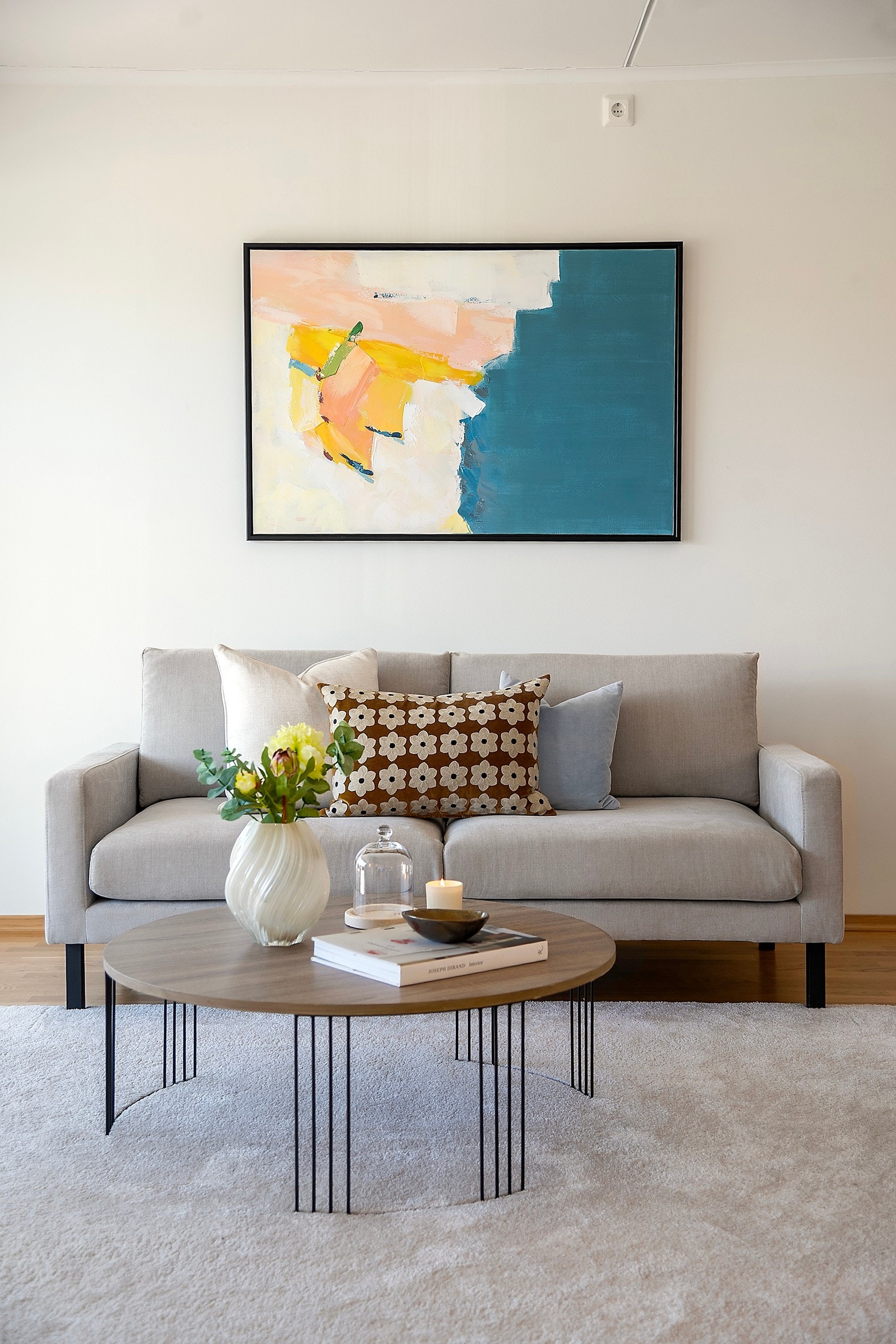 Det er god plass til både spisestue og en romslig sofagruppe, slik at du kan innrede etter behov og ønsker Galleribilde