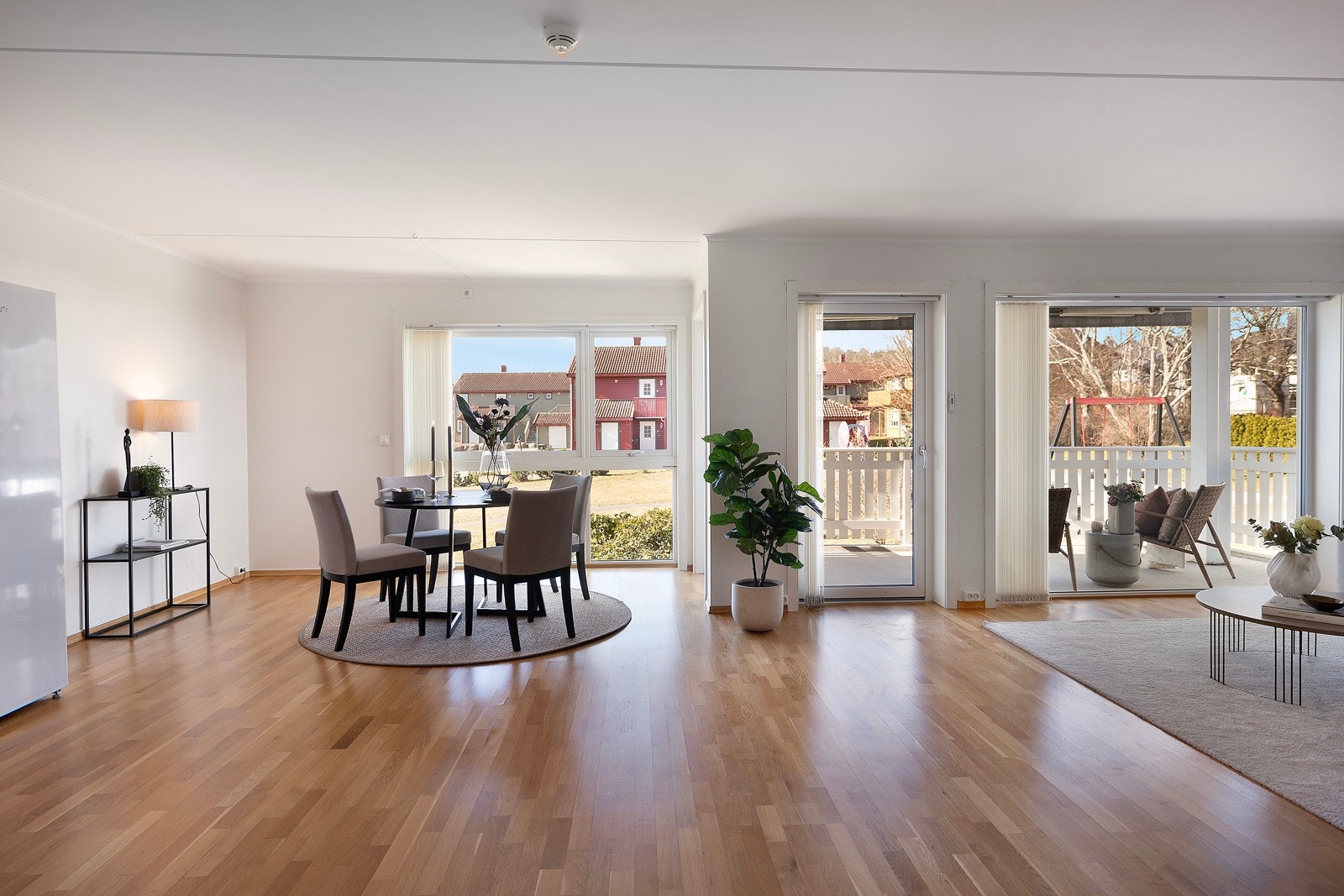 Med vindusflater fra gulv til tak får du et lyst og åpent rom, mens vannbåren varme sørger for et behagelig inneklima Galleribilde