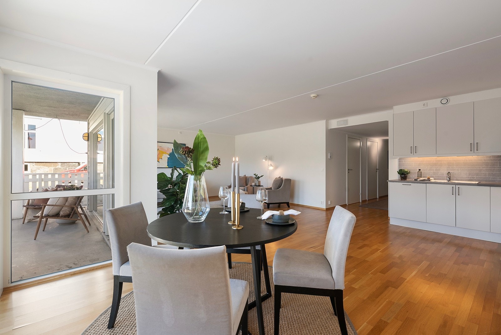 Rommets utførelse gjør at du har et naturlig sted å sette spisebordet og ha en naturlig oppdeling av rommet Galleribilde