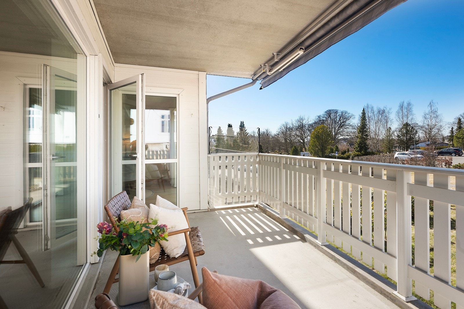 Balkongen er 12 m2 og overbygget, så du kan nyte solen, men også sitter skjermet fra vær og vind Galleribilde