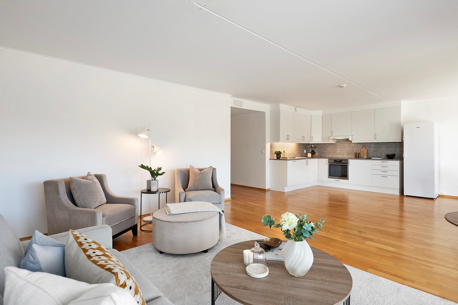 Fra entreen kommer du inn i lys og åpen stue/kjøkken i moderne løsning Galleribilde