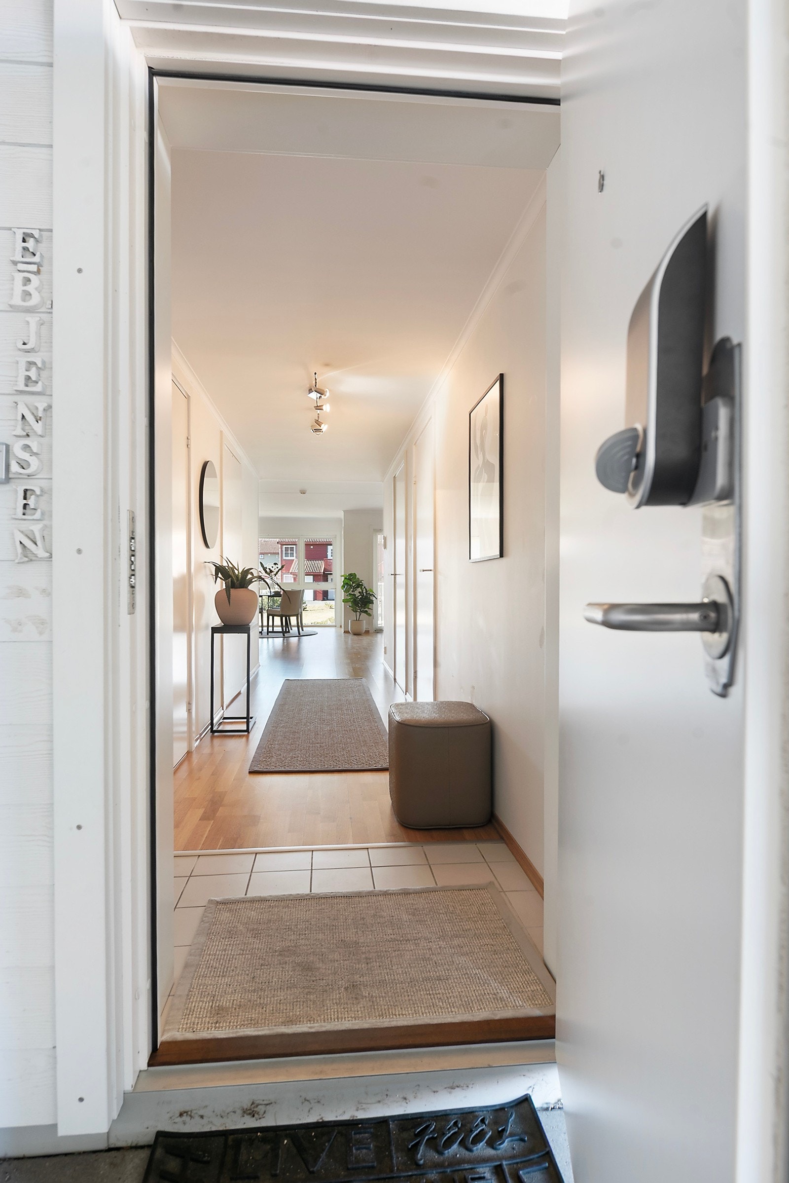 Her ønskes du velkommen inn i en flislagt entré, før blikket trekkes videre inn i leiligheten av de store vindusflatene i stuen Galleribilde