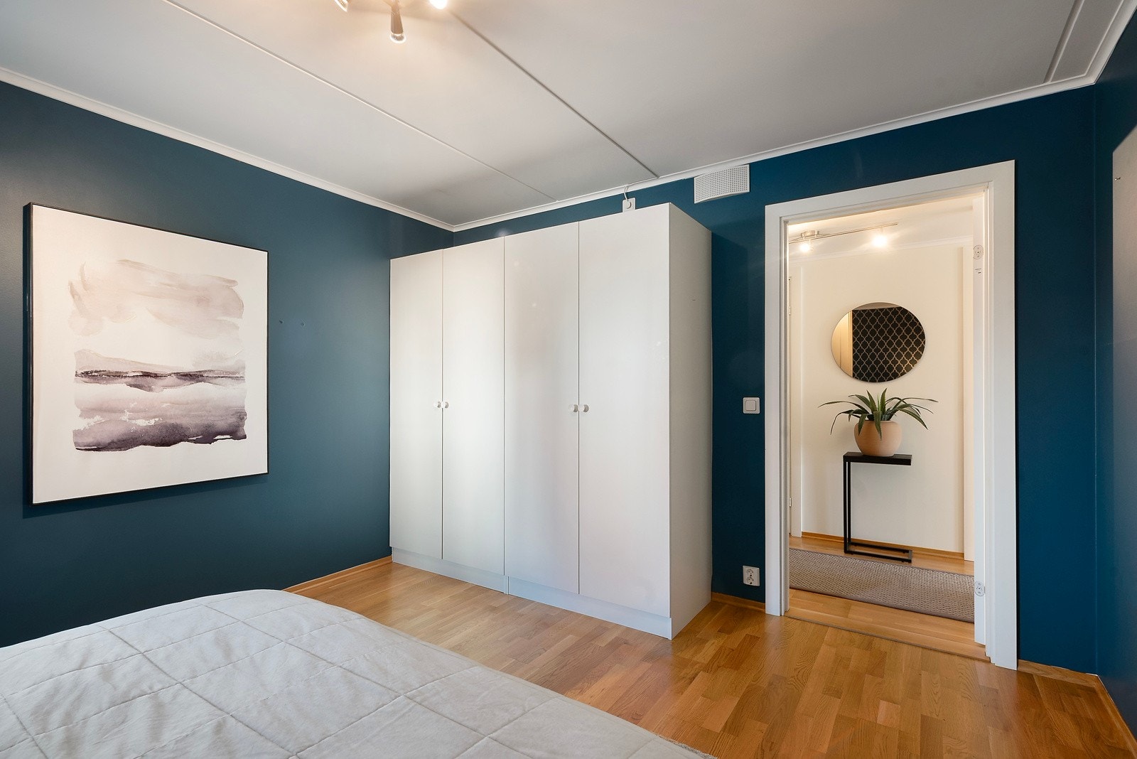 Begge soverommene har adkomst fra entreen vis-a-vis bad og innvendig bod Galleribilde