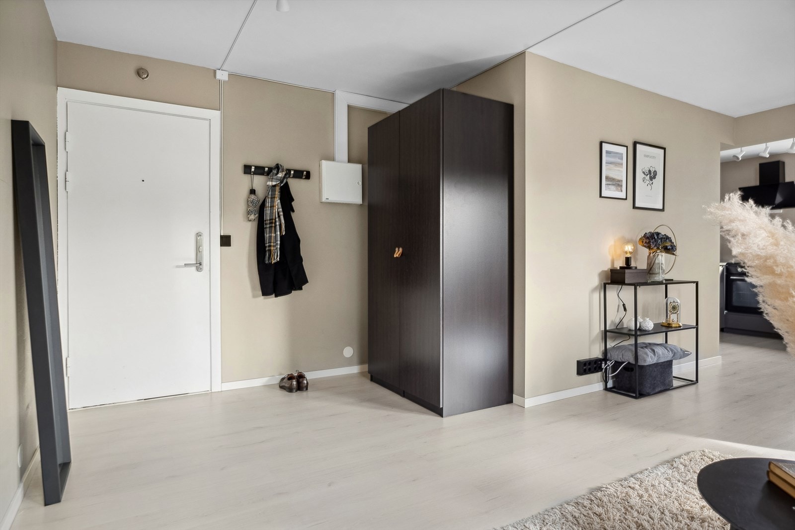 Entré med garderobeskap med god lagringsplass. Sikringsskapet er oppgradert sammen med el.opplegget i leiligheten. Galleribilde